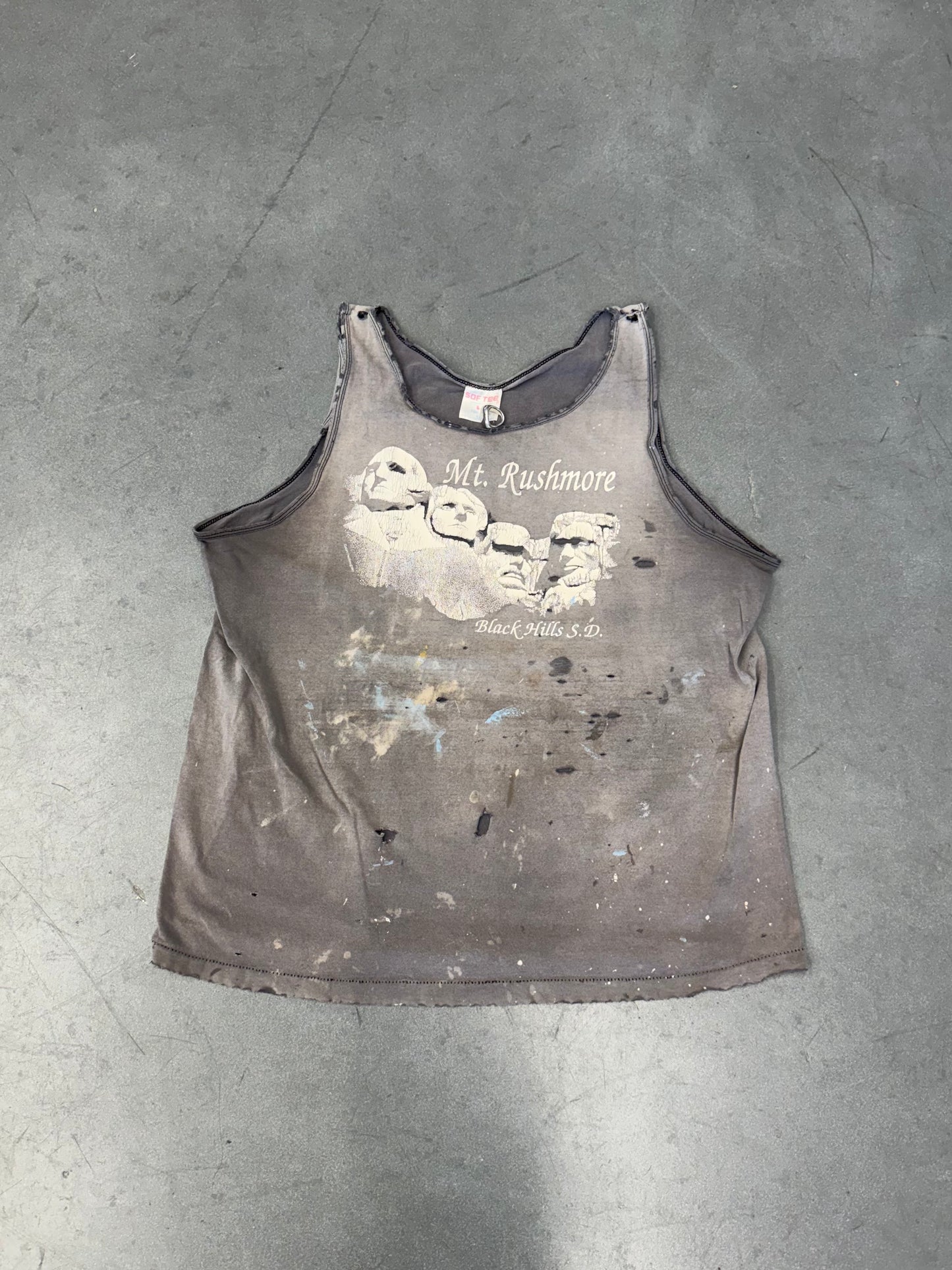 90S MT. RUSHMORE BLACK HILLS S.D. FADED AND DISTRESSED TANK TOP (SOFTEE TAG)