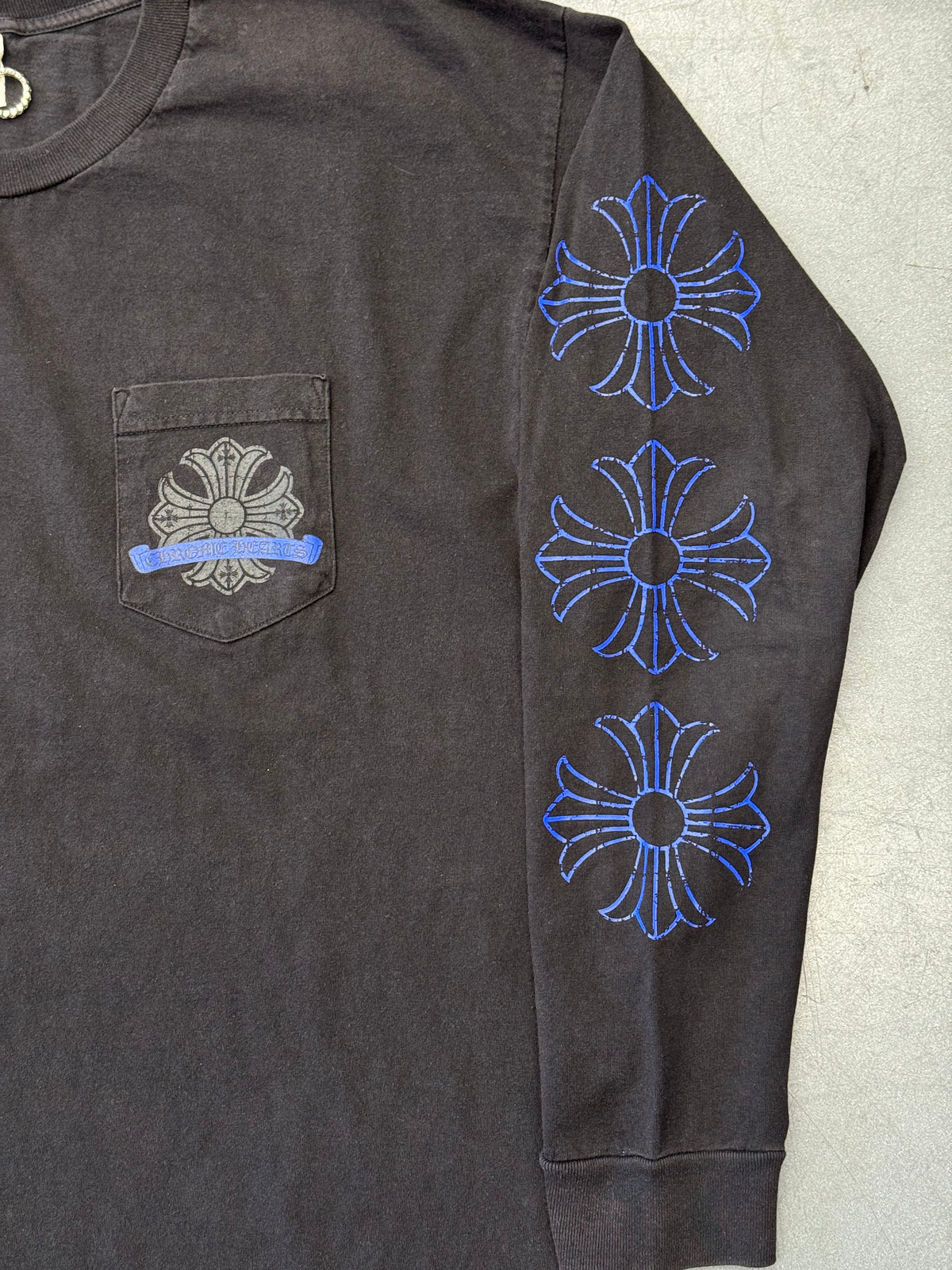 2010-12 CHROME HEARTS BLUE CROSS HORSESHOE LONG SLEEVE POCKET TEE - BLACK/BLUE