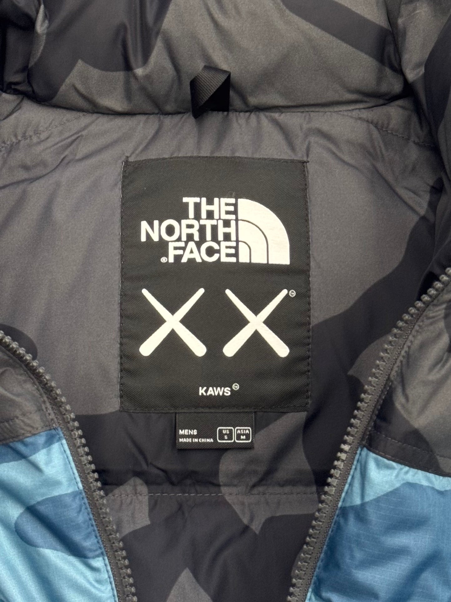 KAWS X THE NORTH FACE RETRO 1996 JACKET - MONTEREY BLUE NUPTSE PRINT