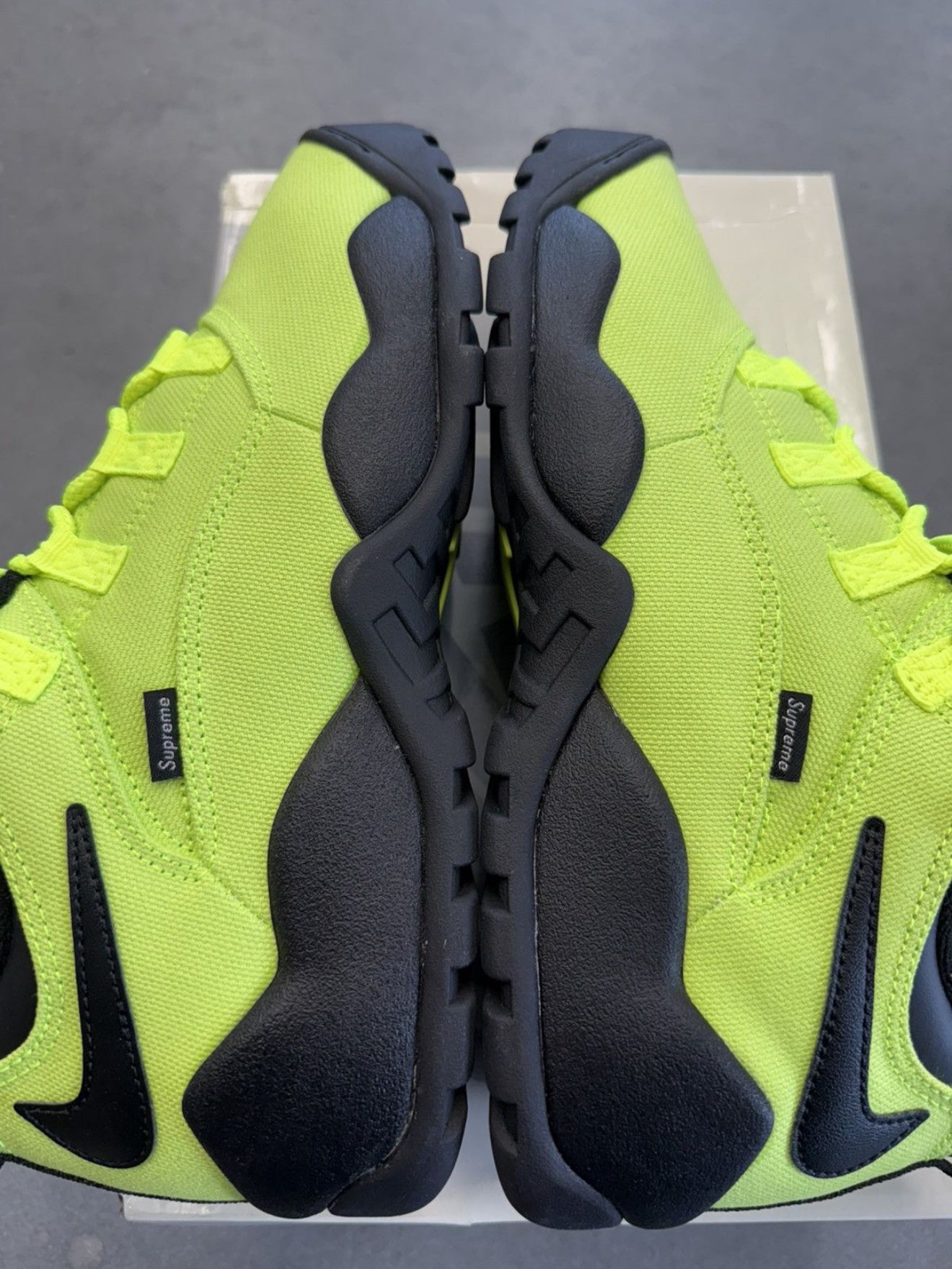 SIZE 10.5M NIKE SB DARWIN LOW SUPREME VOLT (BRAND NEW, WITH BOX)