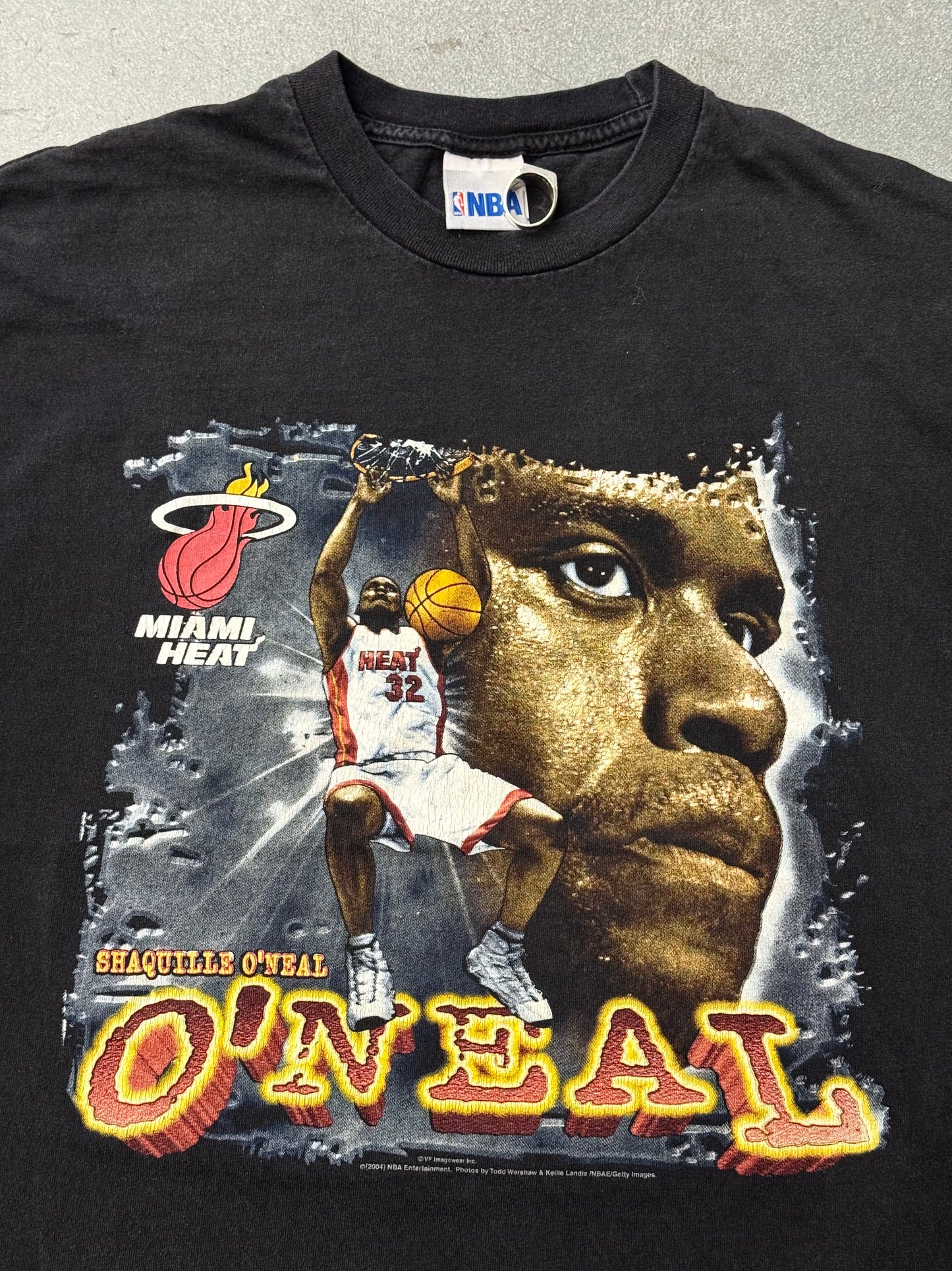2004 MIAMI HEAT SHAQUILLE O'NEAL DUNKING TEE (NBA TAG)