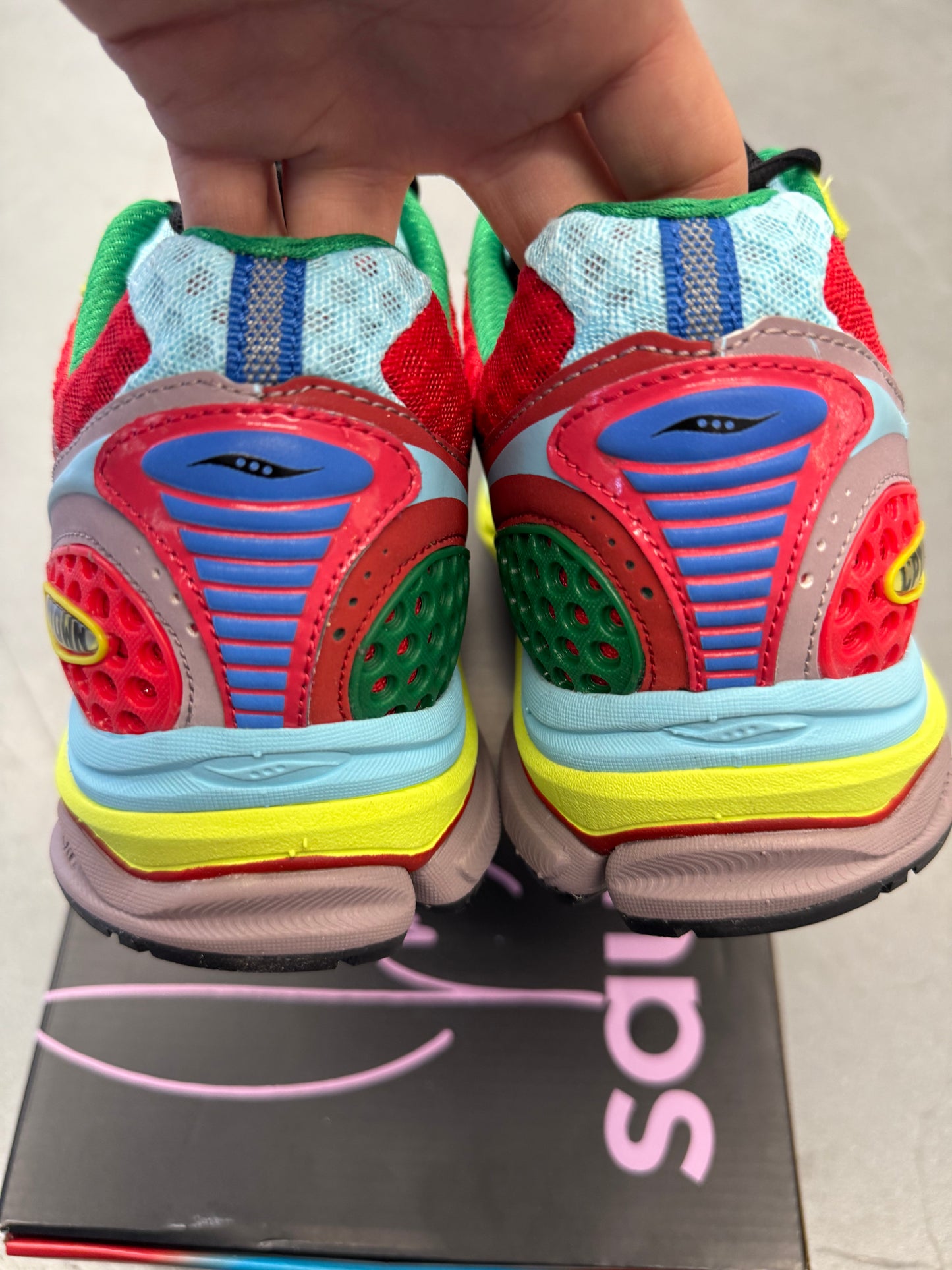 2025 SIZE 11.5 SAUCONY PROGRID TRIUMPH 4 JAE TIPS FLOWERS GROW UPTOWN POISON IVY