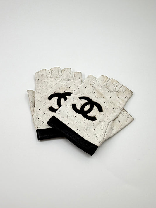 90S VINTAGE CHANEL KARL LAGERFELD PERFORATED LAMBSKIN CC FINGERLESS DRIVING GLOVES - SIZE 7