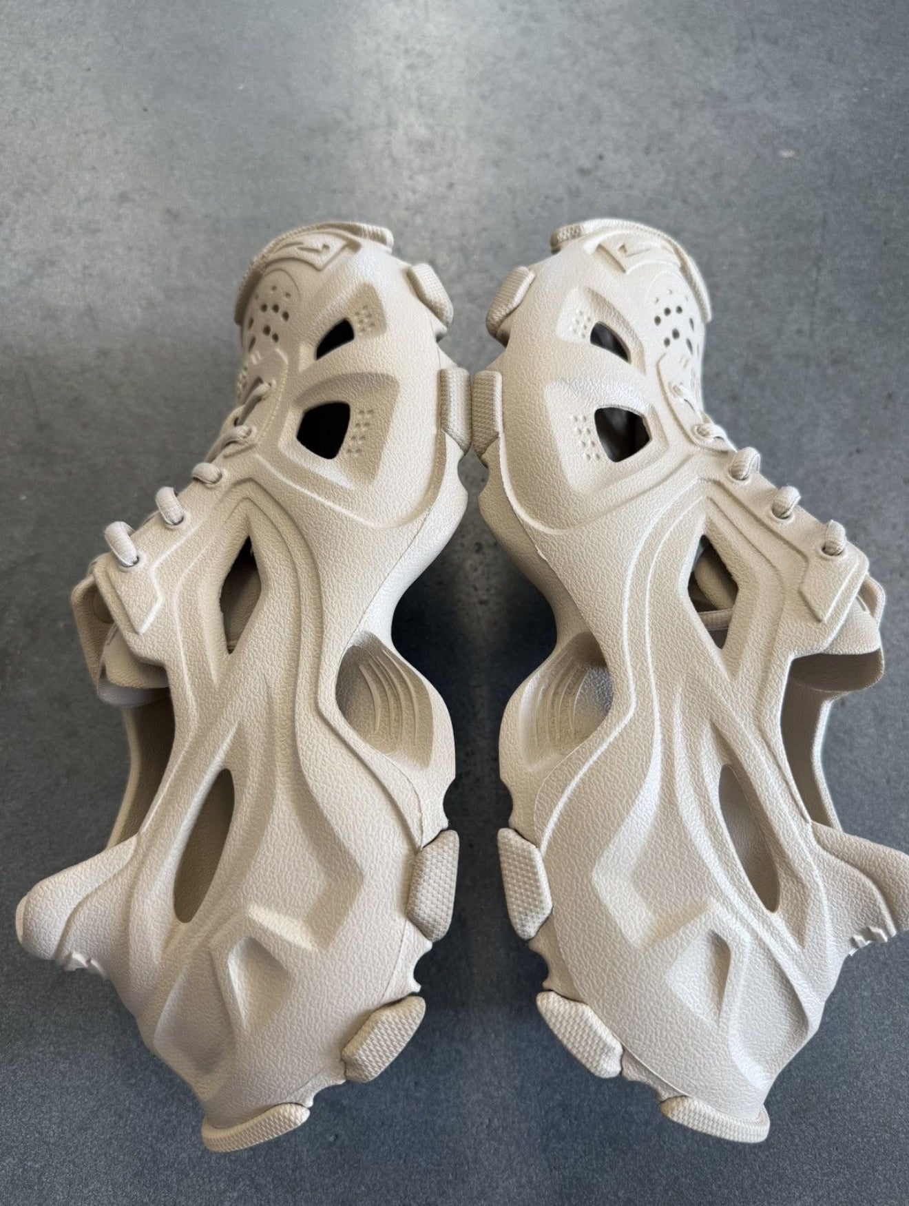 SIZE 38 BALENCIAGA HD LACE UP MOLDED EVA LOW-TOP SNEAKER (PRE-OWNED, NO BOX)
