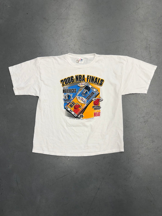 2006 NBA FINALS DALLAS MAVERICKS VS MIAMI HEAT TEE (MAJESTIC TAG)
