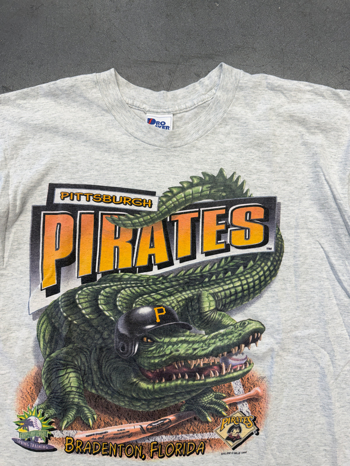 1995 PITTSBURGH PIRATES BRADENTON, FLORIDA SPRING TRAINING ALLIGATOR TEE (PRO PLAYER TAG)