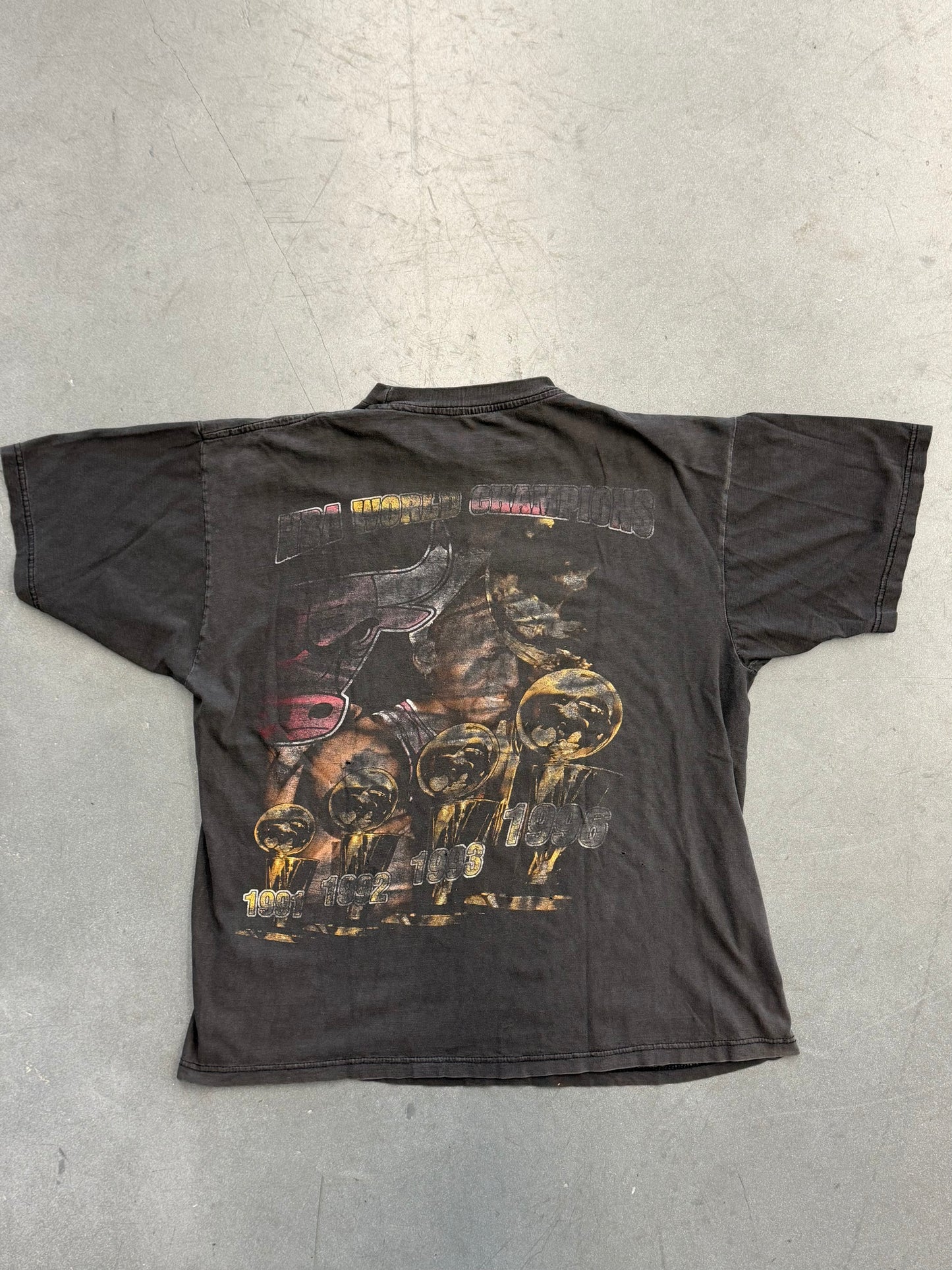 1996 CHICAGO BULLS NBA WORLD CHAMPIONS FADED OUT FRONT RAP TEE (CUT TAG)