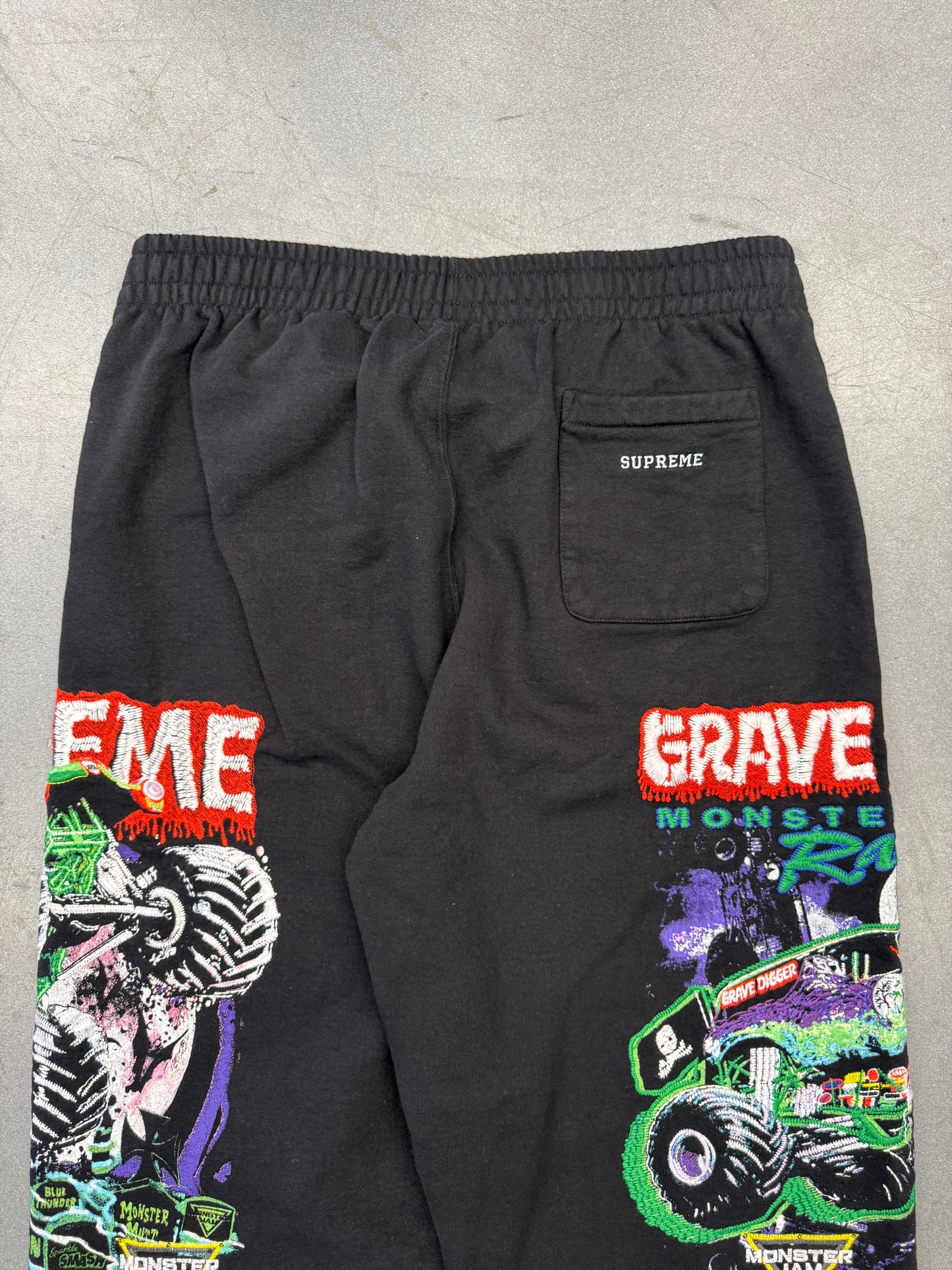 SS26 SUPREME MONSTER JAM GRAVE DIGGER GREEN/PURPLE SWEATPANTS