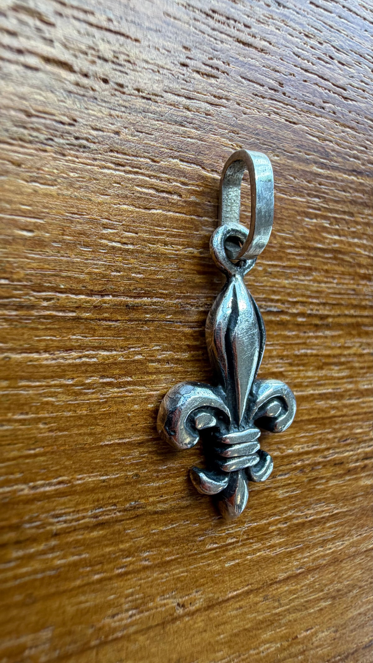 VINTAGE FLEUR DE LIS SILVER PENDANT