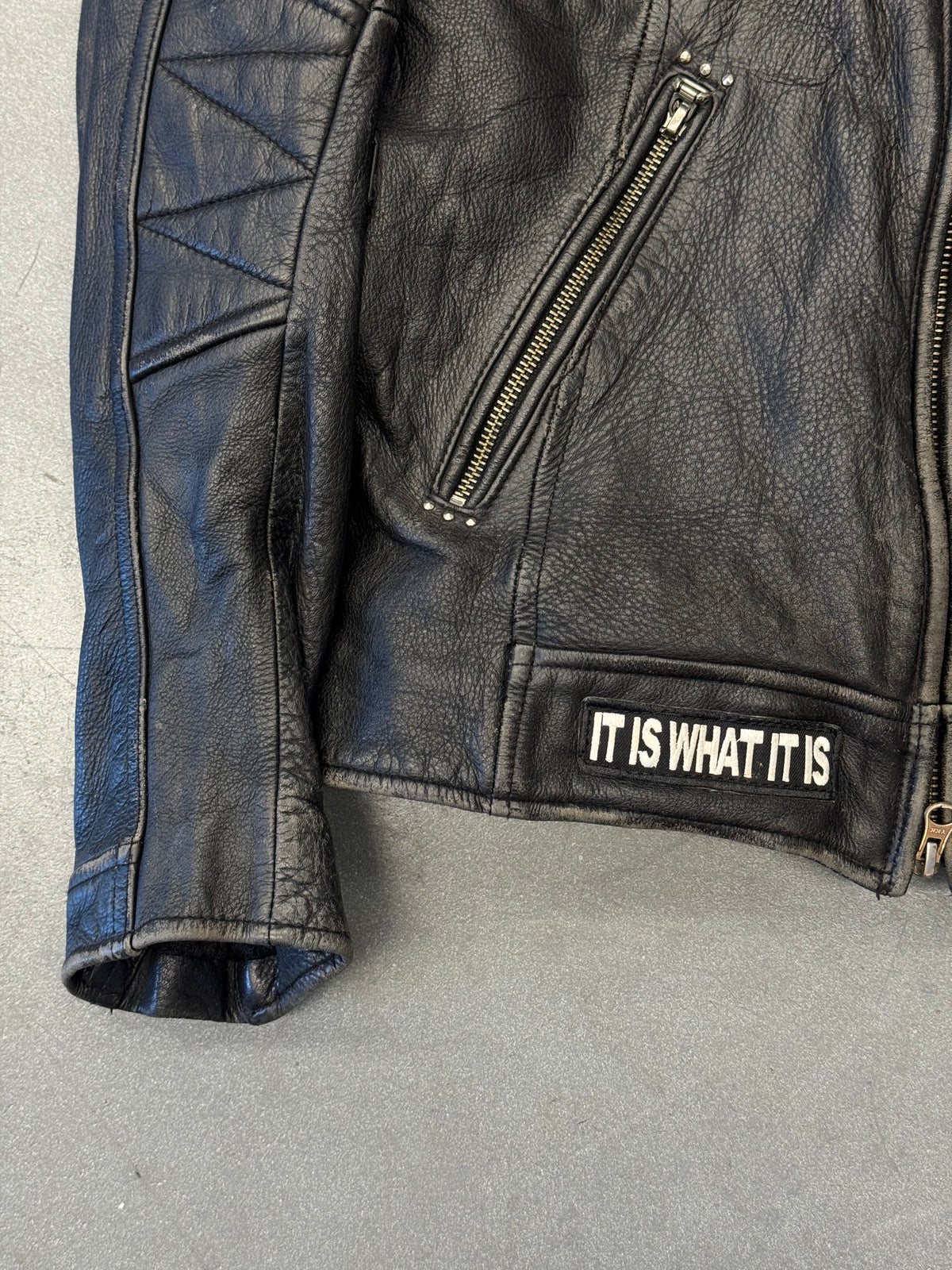 2012 HARLEY-DAVIDSON DOUBLE-BELTED WAIST STUDDED LOGO LEATHER JACKET