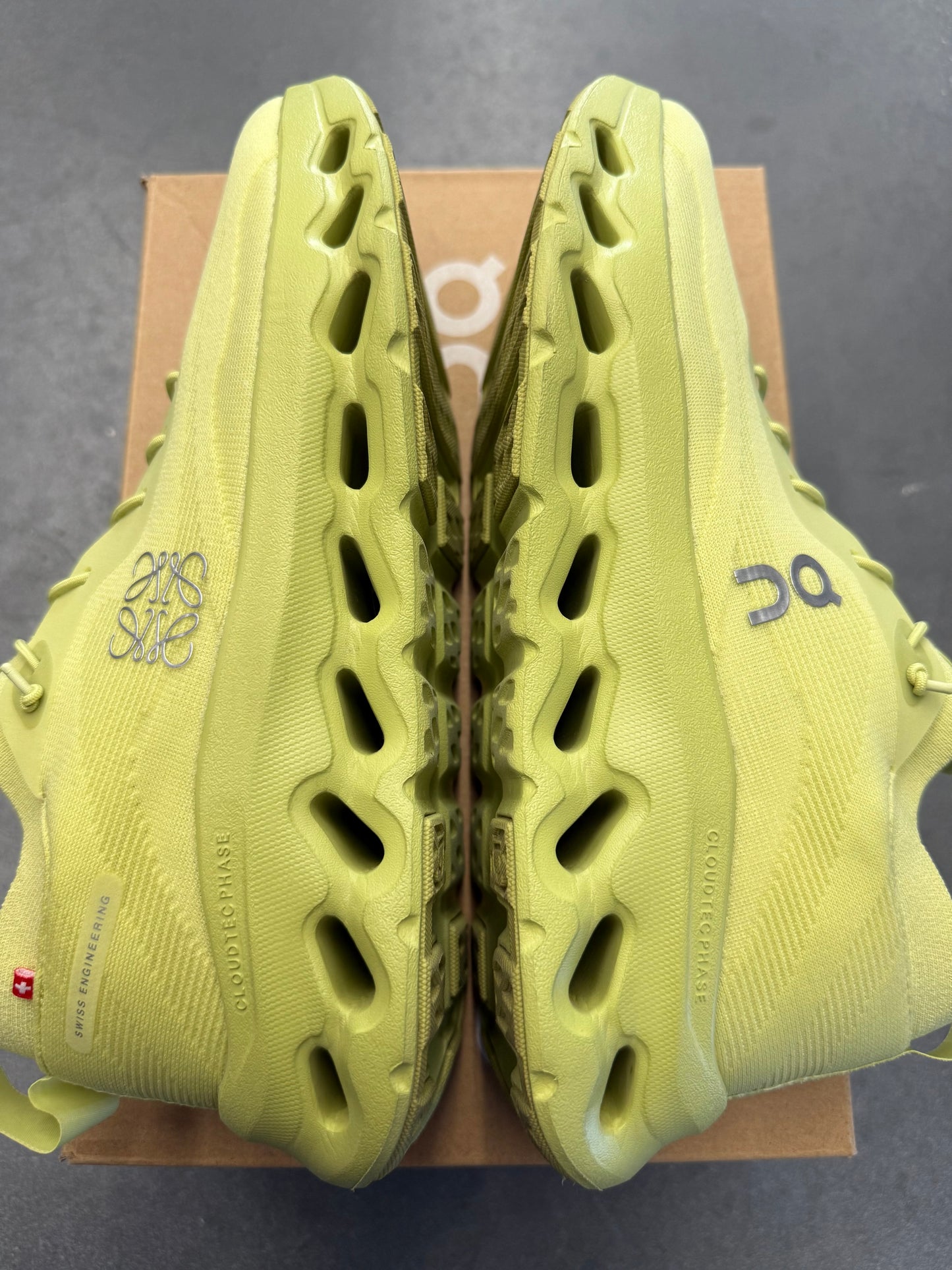 2023 SIZE 8 CLOUDTILT LOEWE - LIME GREEN (PRE-OWNED WITH BOX)