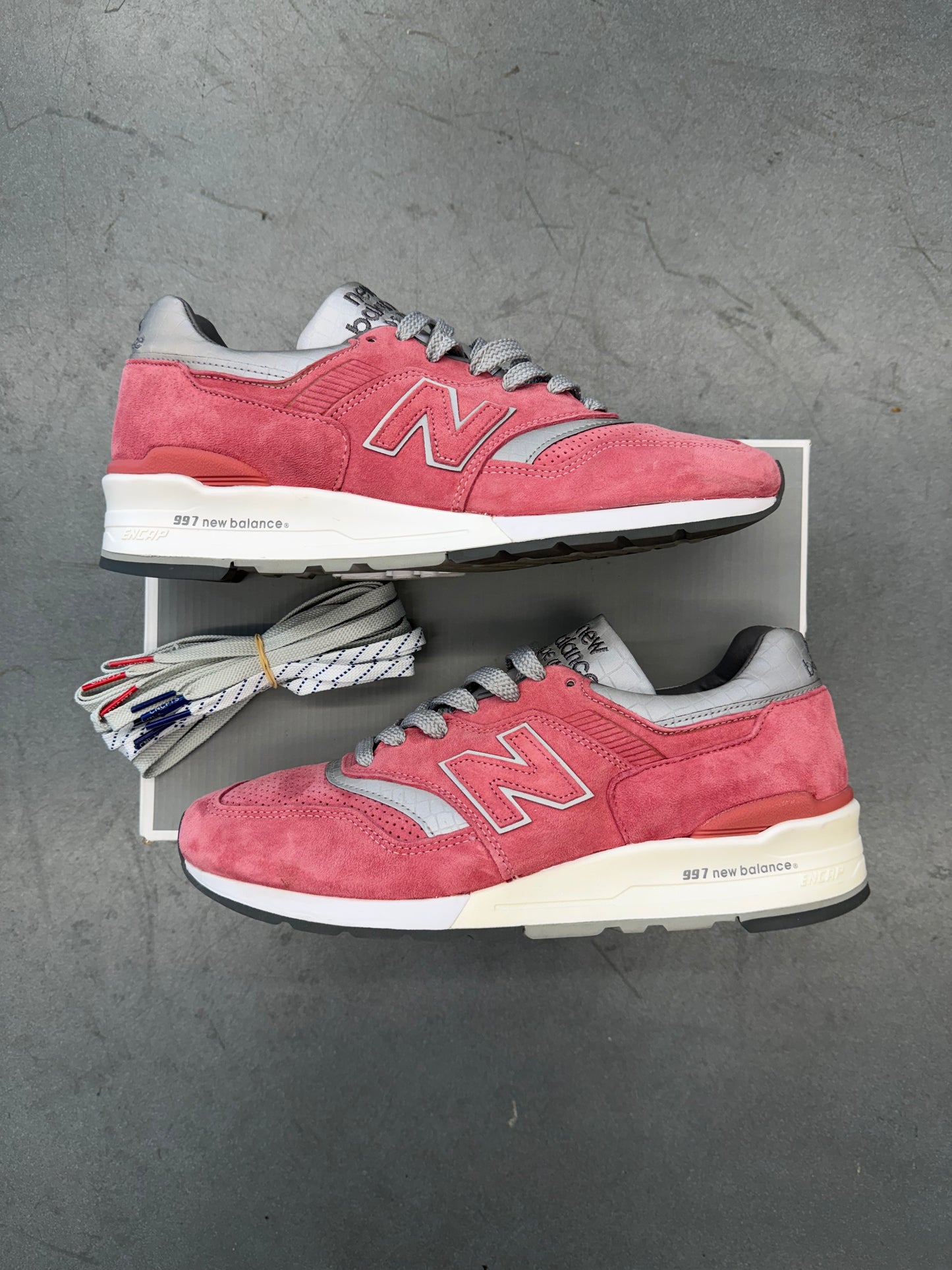 2014 SIZE 10.5 NEW BALANCE 997 CONCEPTS ROSE SNEAKERS (PRE-OWNED WITH SIZE 10 REPLACEMENT BOX)