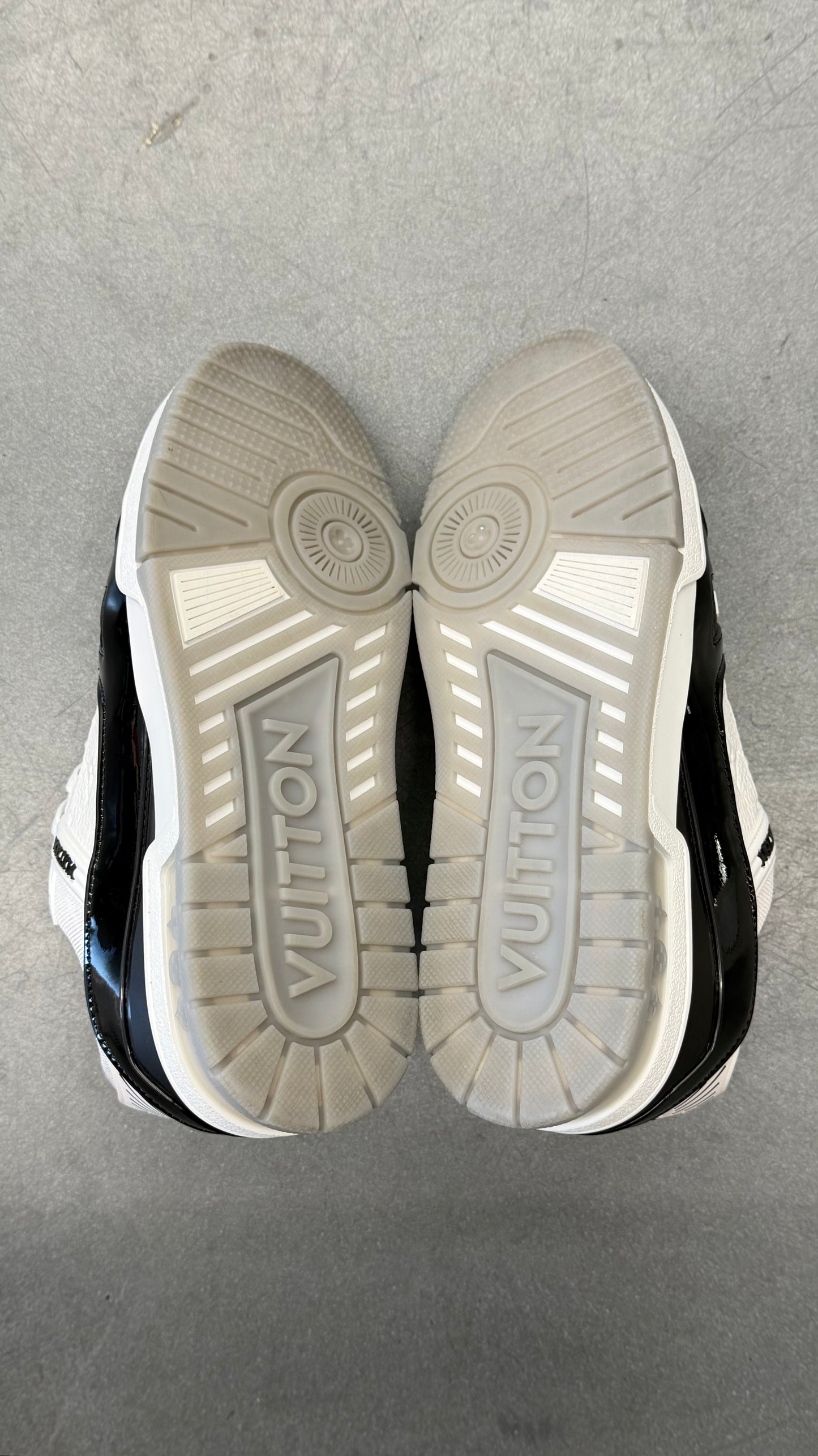 SS25 LOUIS VUITTON PATENT LEATHER TRAINER SNEAKERS - BLACK/WHITE