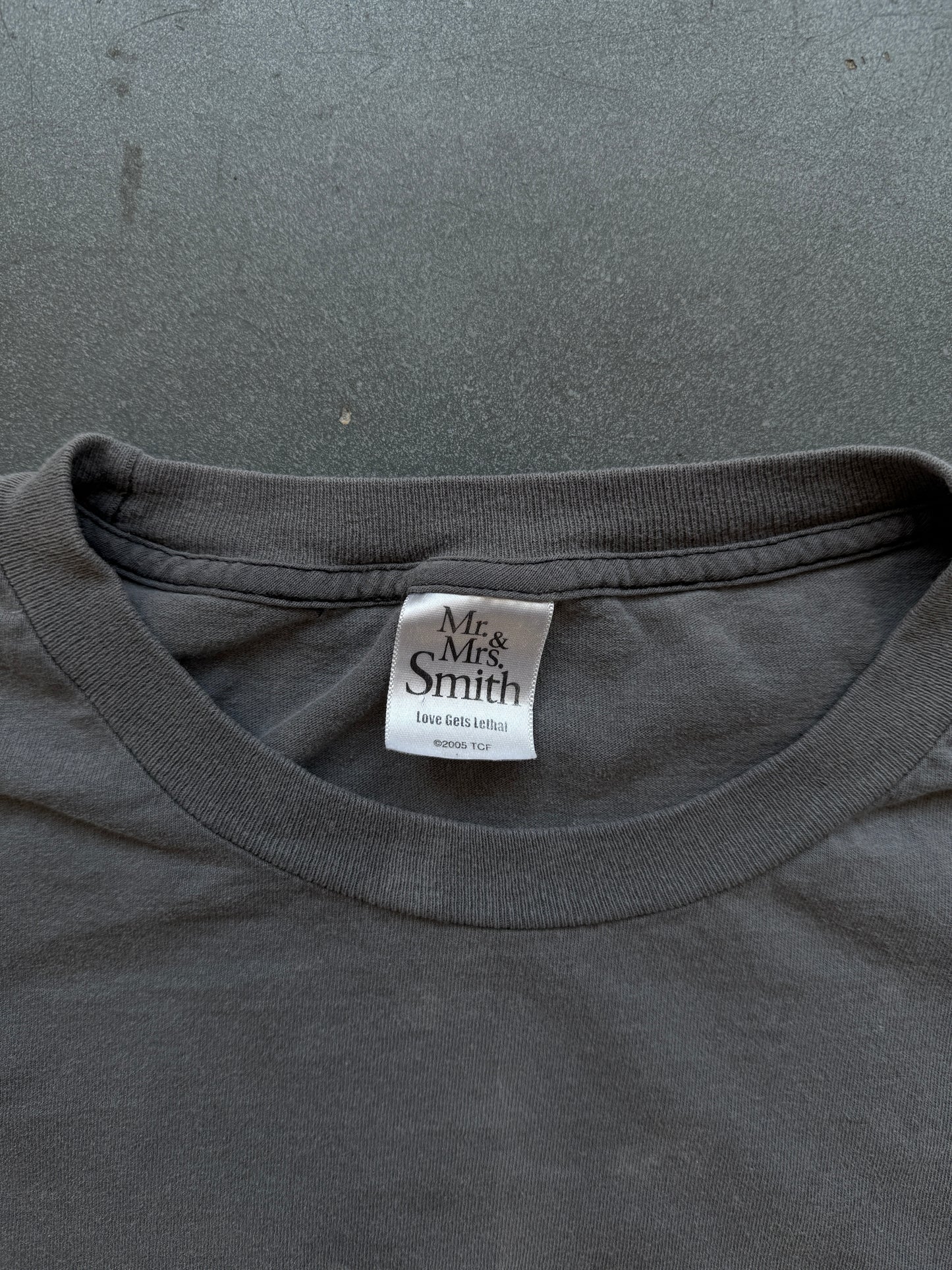 2005 MR. & MRS. SMITH MOVIE PROMO TEE (MR. & MRS. SMITH TAG)