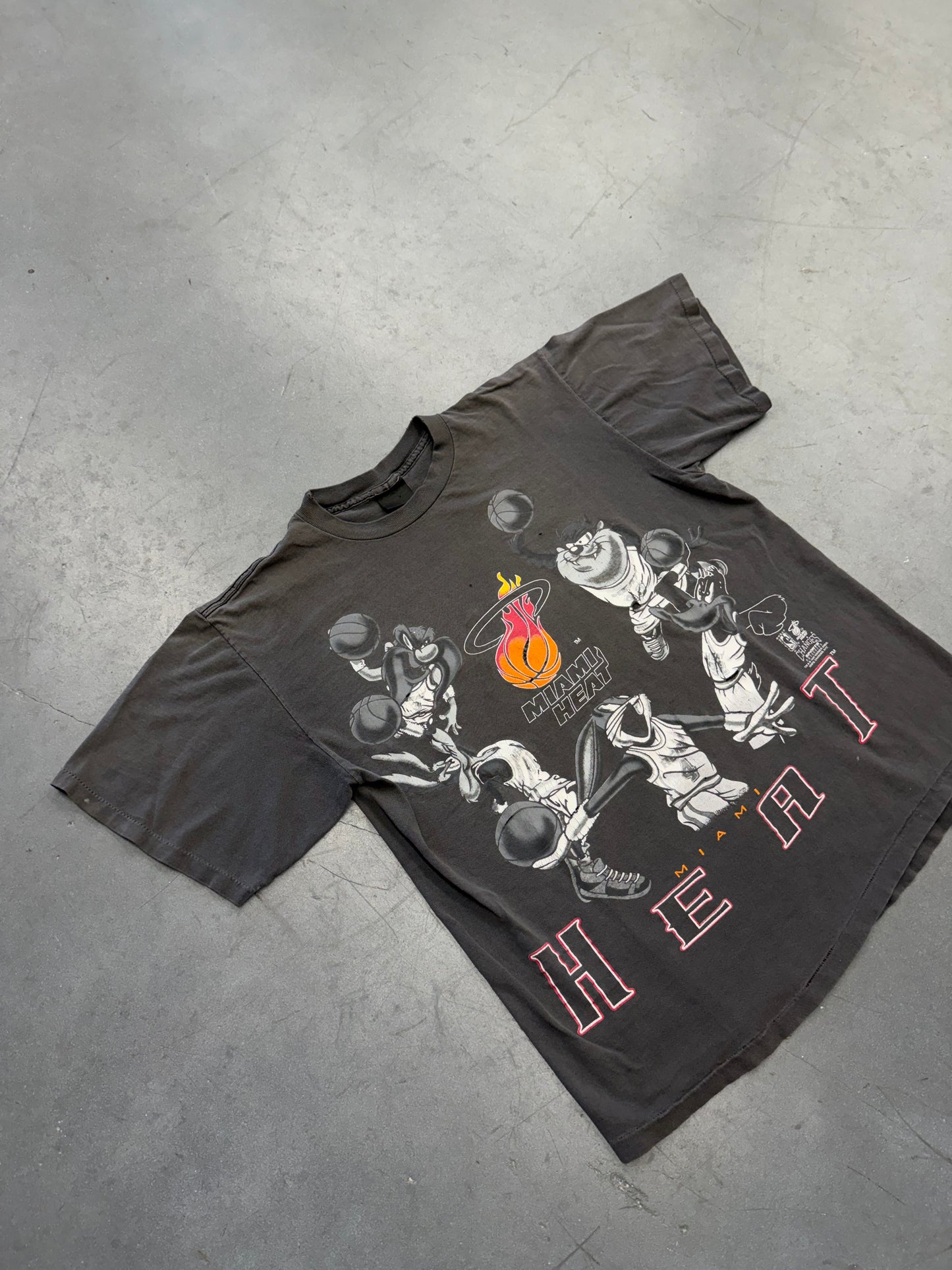 1994 NBA MIAMI HEAT LOONEY TUNES FADED TEE (CHANGES TAG)
