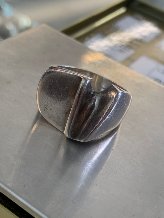 VINTAGE ABSTRACT V SHAPE SILVER RING (16.0 GRAMS)