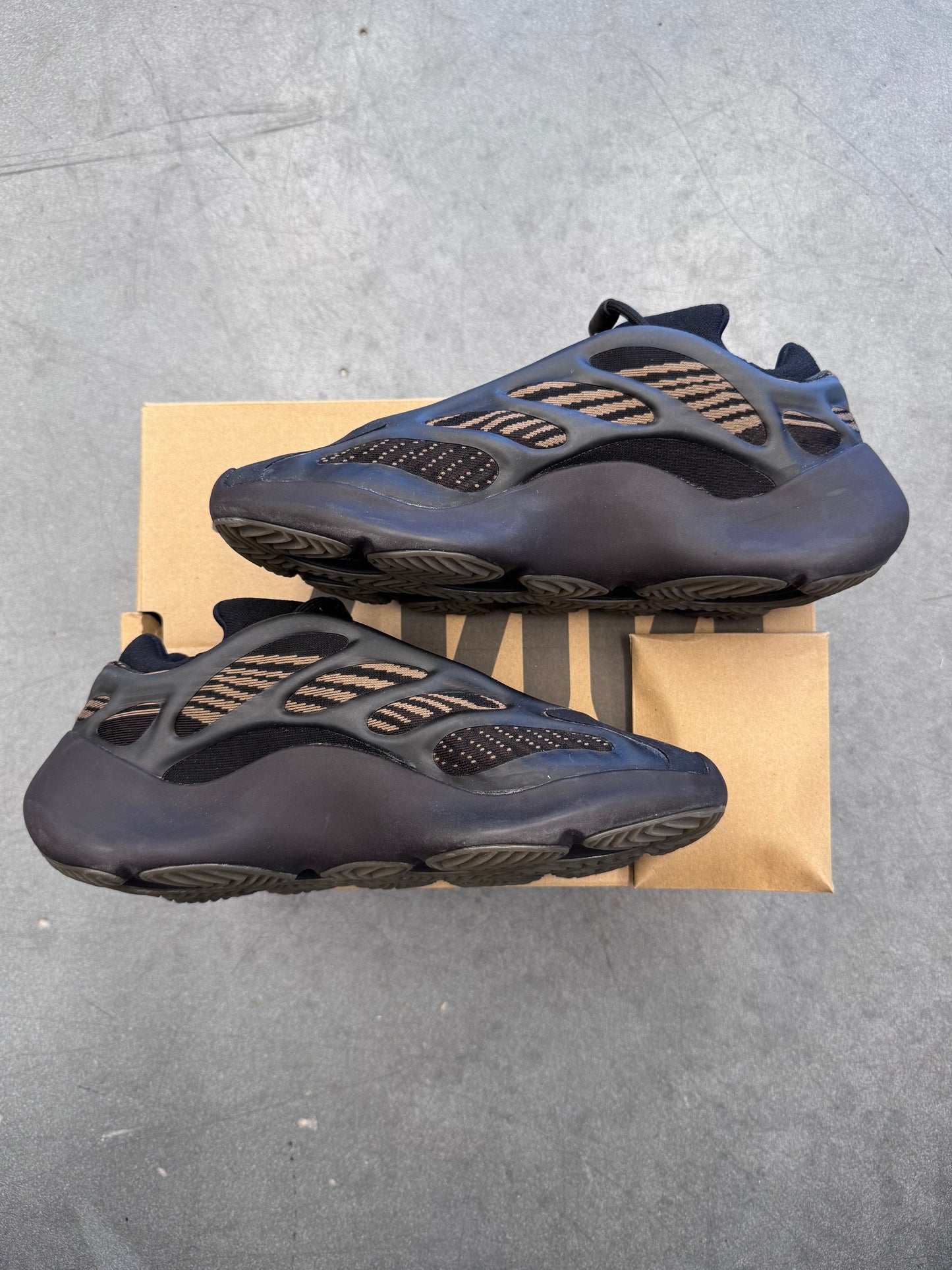 2020 SIZE 8 YEEZY 700 V3 CLAY BROWN (PRE-OWNED WITH BOX)