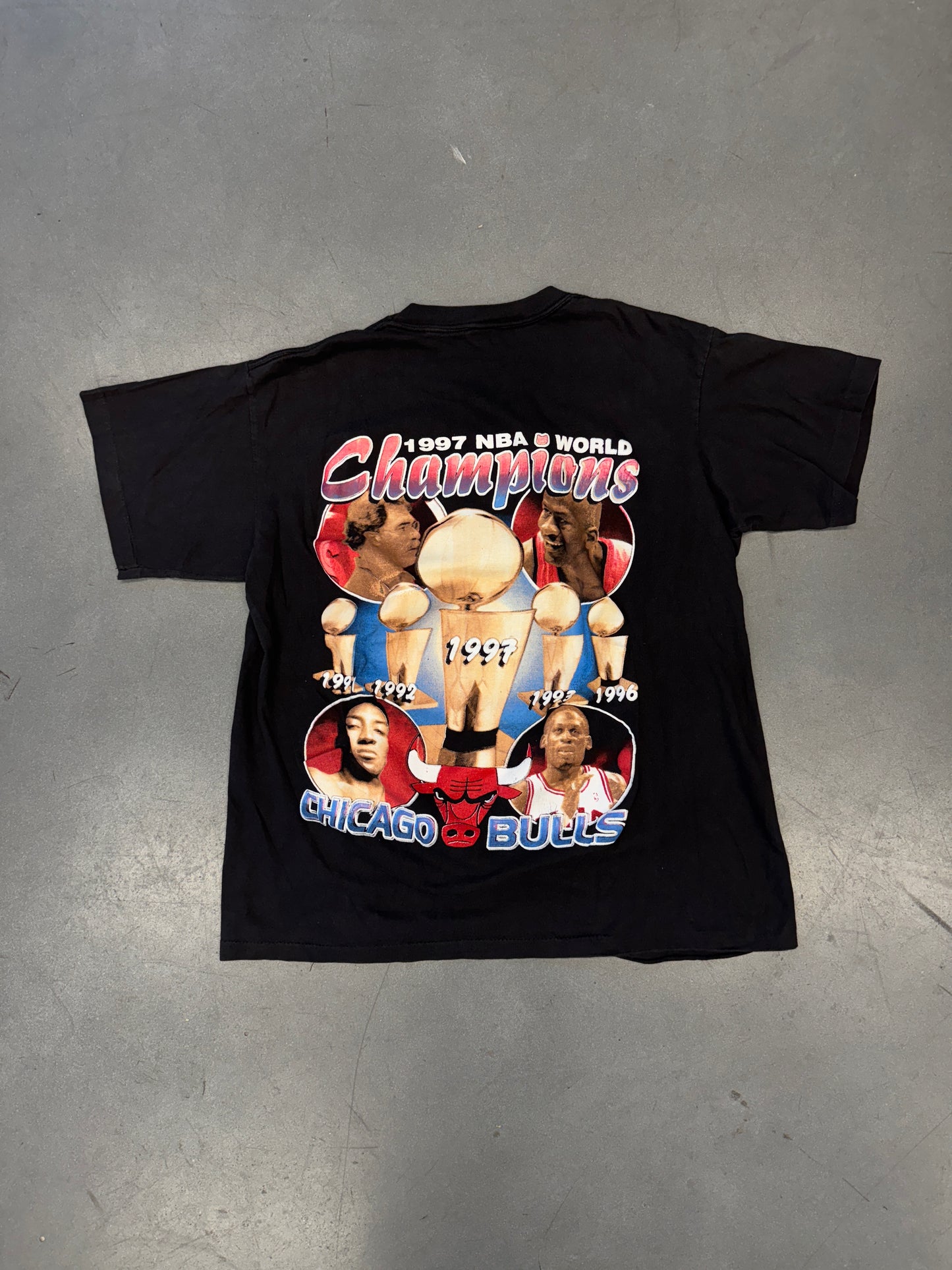 1997 NBA WORLD CHAMPIONS CHICAGO BULLS RAP STYLE TEE (PULLED TAG)