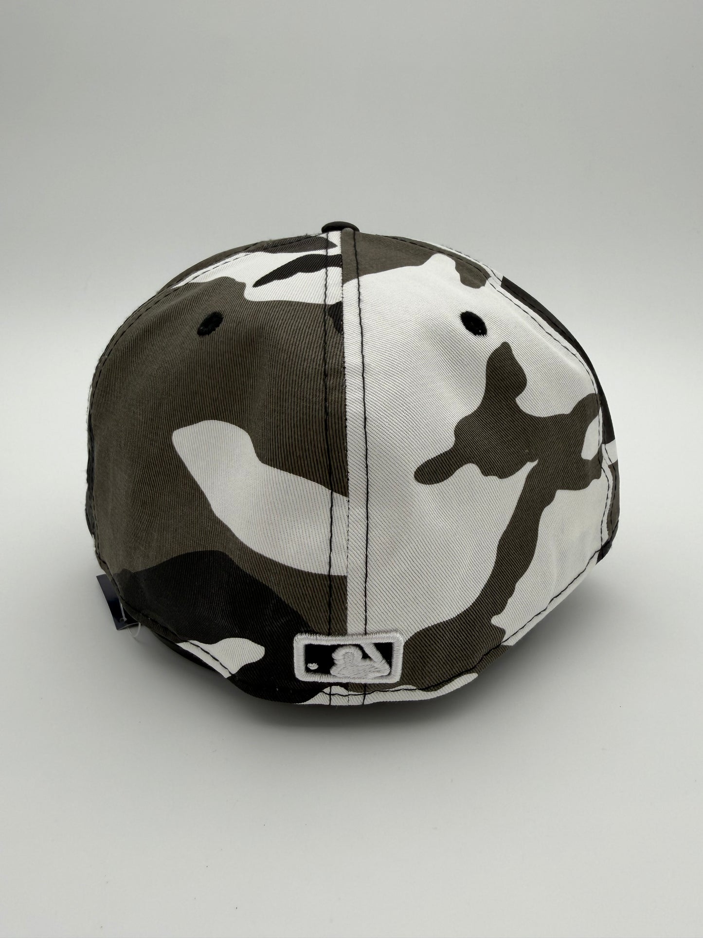 FW25 SUPREME MLB TEAMS BOX LOGO NEW ERA 59FIFTY FITTED CAP - YANKEES SNOW CAMO