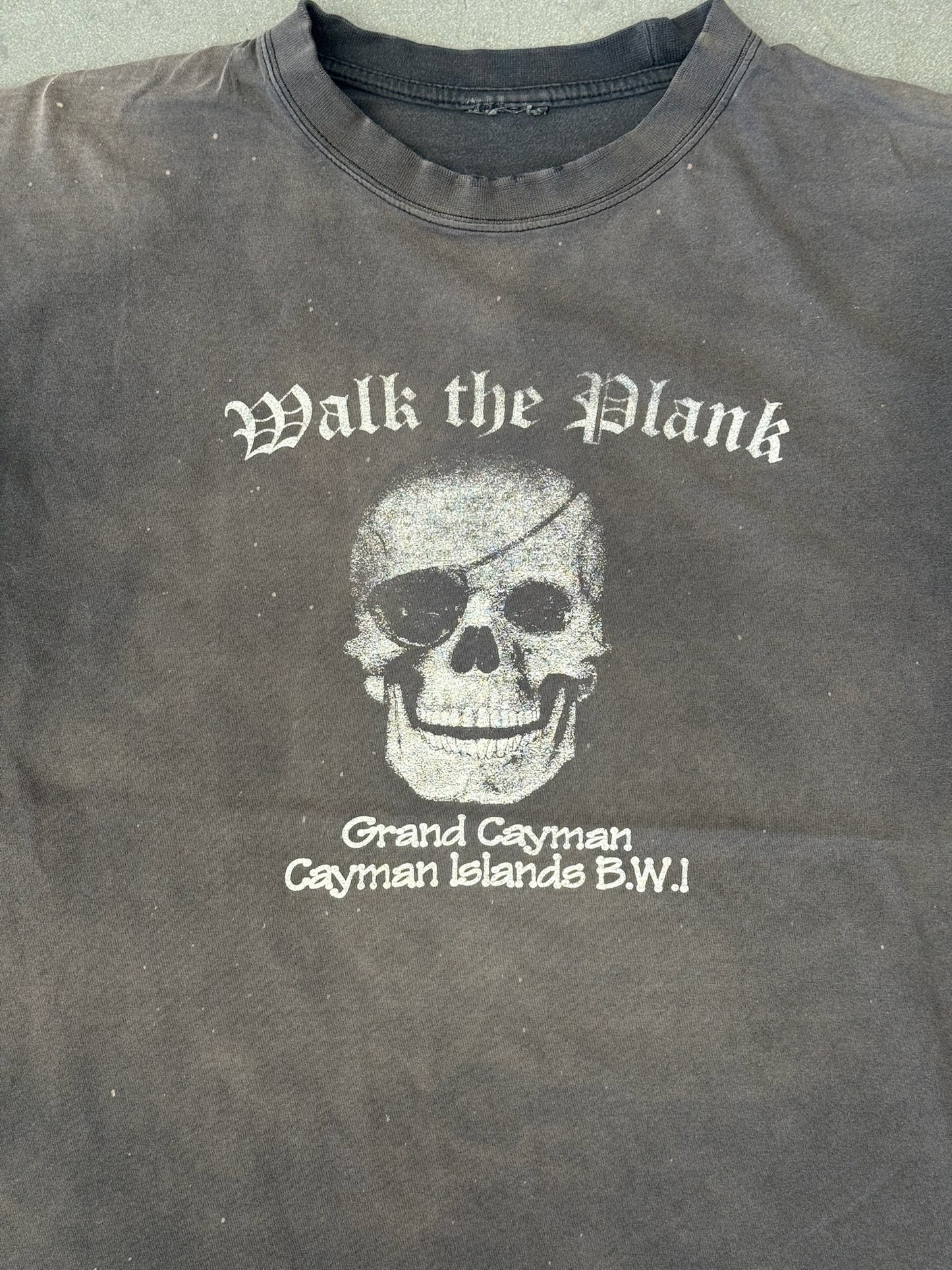 WALK THE PLANK GRAND CAYMAN ISLANDS B.W.I FADED SKULL TEE (PULLED TAG)
