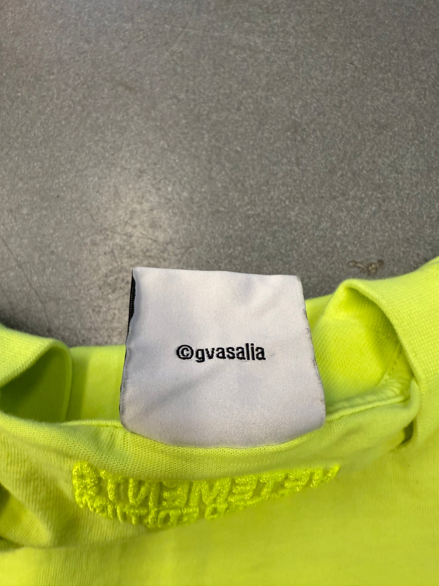 VETEMENTS "HELLO MY NAME IS" TEE - NEON YELLOW