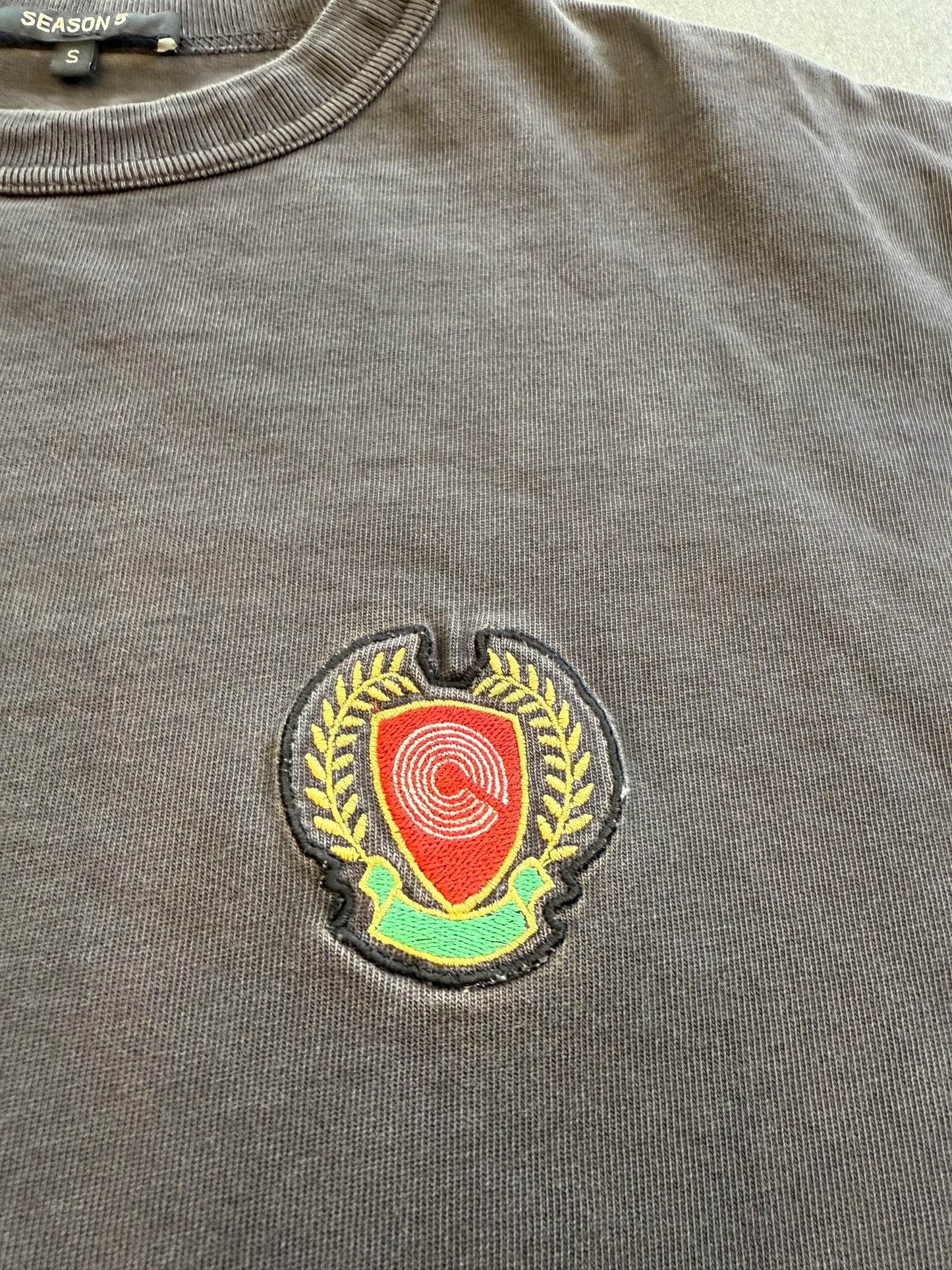 YEEZY SEASON 5 CREST LOGO TEE - BLACK (S) (CROPPED)