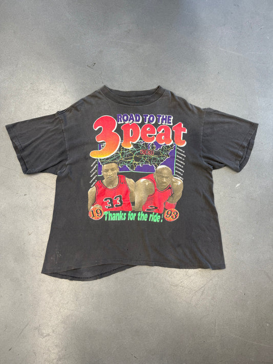 1993 ROAD TO THE 3 PEAT CHICAGO BULLS BOOTLEG RAP STYLE TEE (DIAMOND STAR TAG)