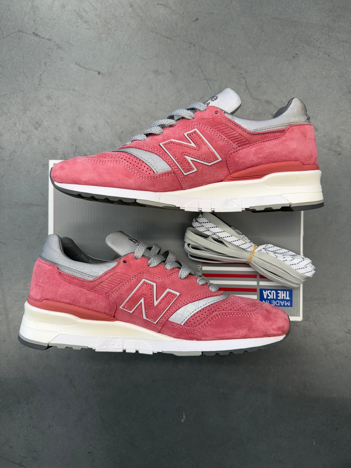 2014 SIZE 10.5 NEW BALANCE 997 CONCEPTS ROSE SNEAKERS (PRE-OWNED WITH SIZE 10 REPLACEMENT BOX)