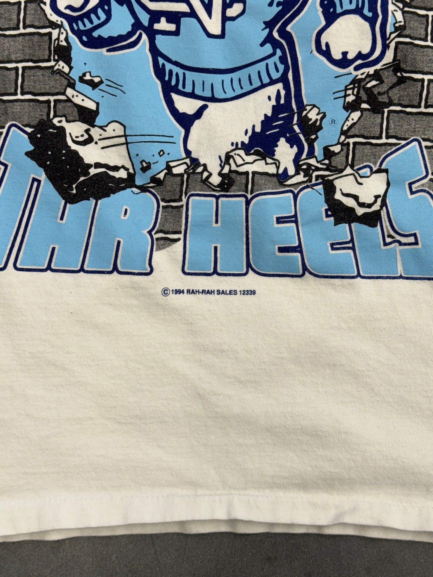 1994 NORTH CAROLINA TAR HEELS BREAKTHROUGH RAH-RAH SALES TEE (STADIUM COURT TAG)