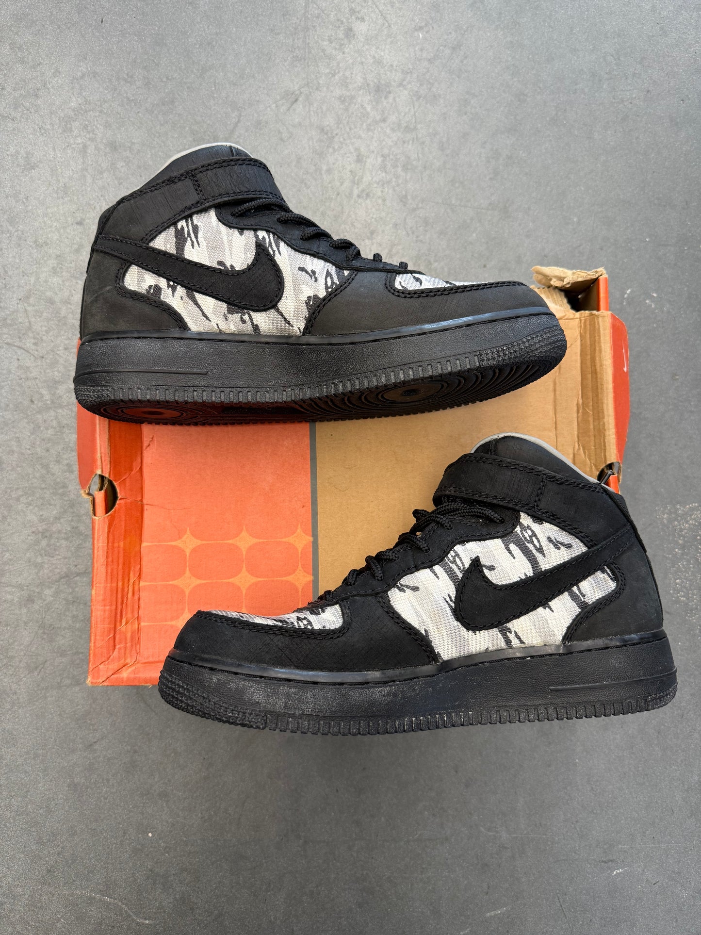 2003 SIZE 8 NIKE AIR FORCE 1 MID NORT RECON (PRE-OWNED WITH BOX)