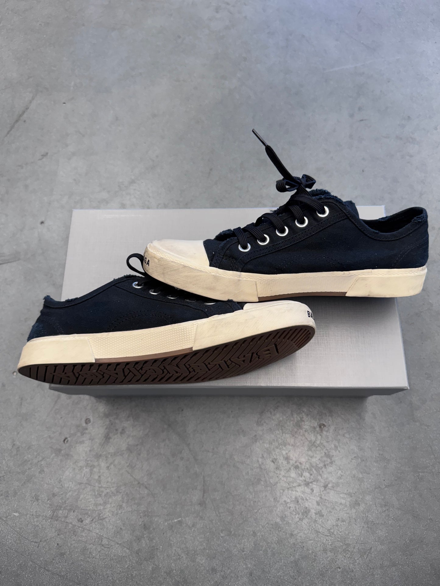 SIZE 40 BALENCIAGA PARIS CANVAS LOW SNEAKER - BLACK/WHITE (PRE OWNED WITH BOX)