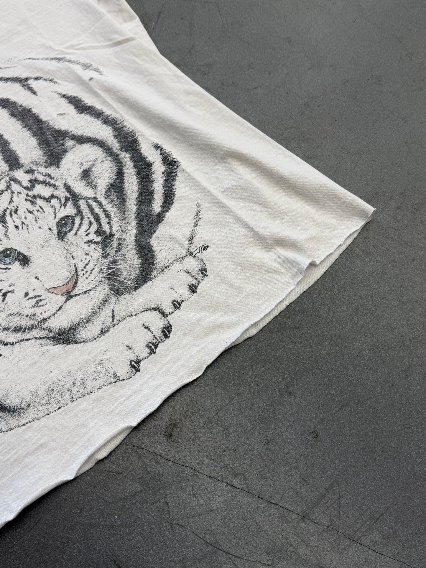 90S WHITE TIGER DISTRESSED NATURE TEE (PULLED TAG)