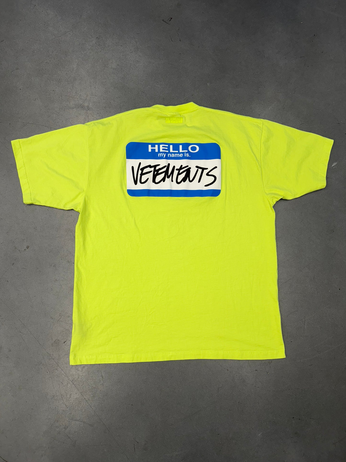 VETEMENTS "HELLO MY NAME IS" TEE - NEON YELLOW