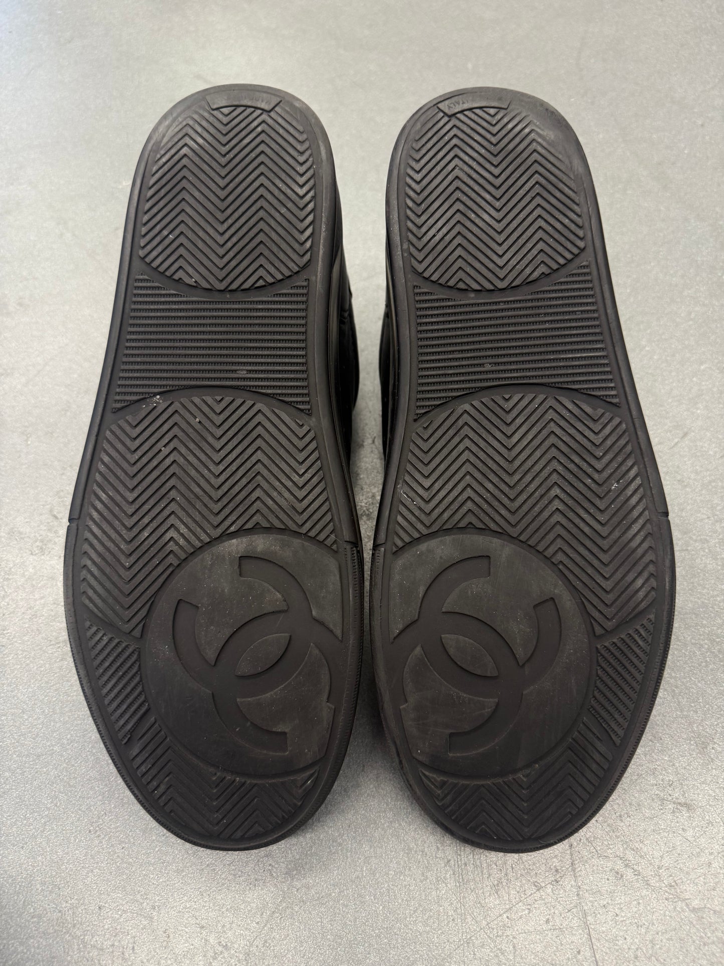 SIZE 42 CHANEL G36487 LEATHER SNEAKER - BLACK