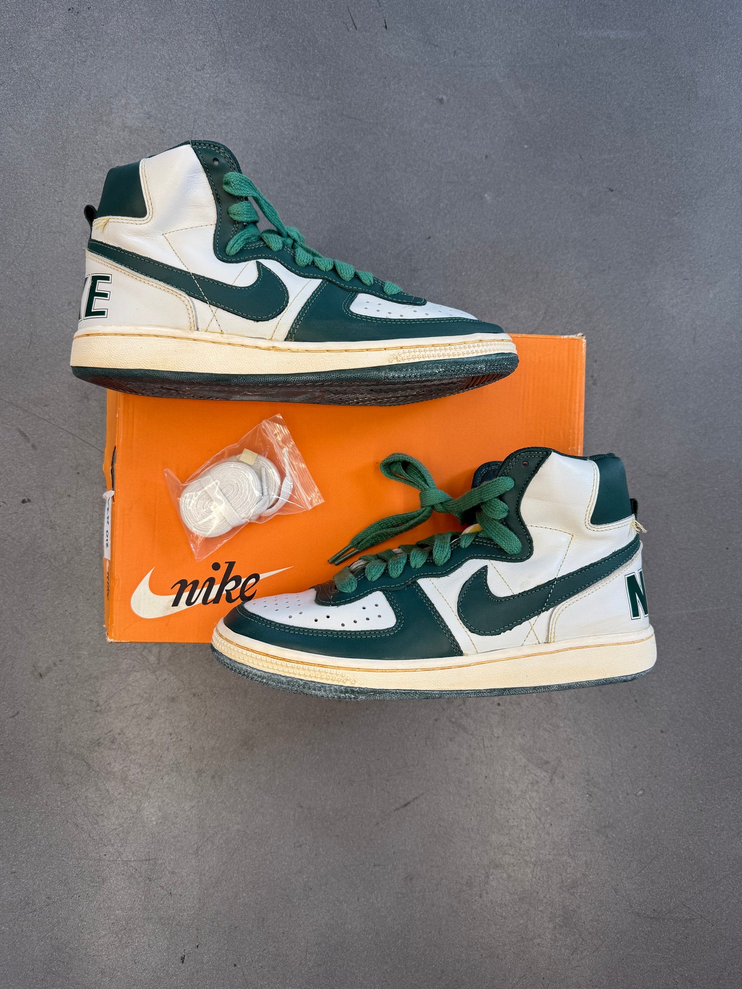 2008 SIZE 9 NIKE TERMINATOR HIGH VNTG - SWAN/NOBLE GREEN (NEW WITH BOX AND LACES)