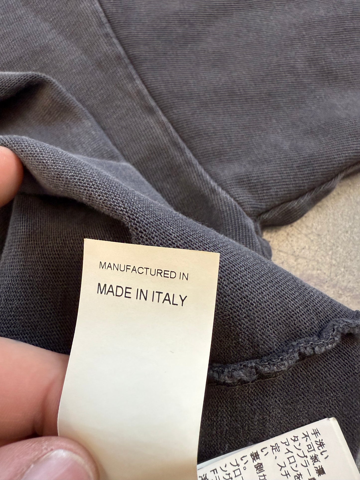 YEEZY SEASON 5 CREST LOGO TEE - BLACK (S) (CROPPED)