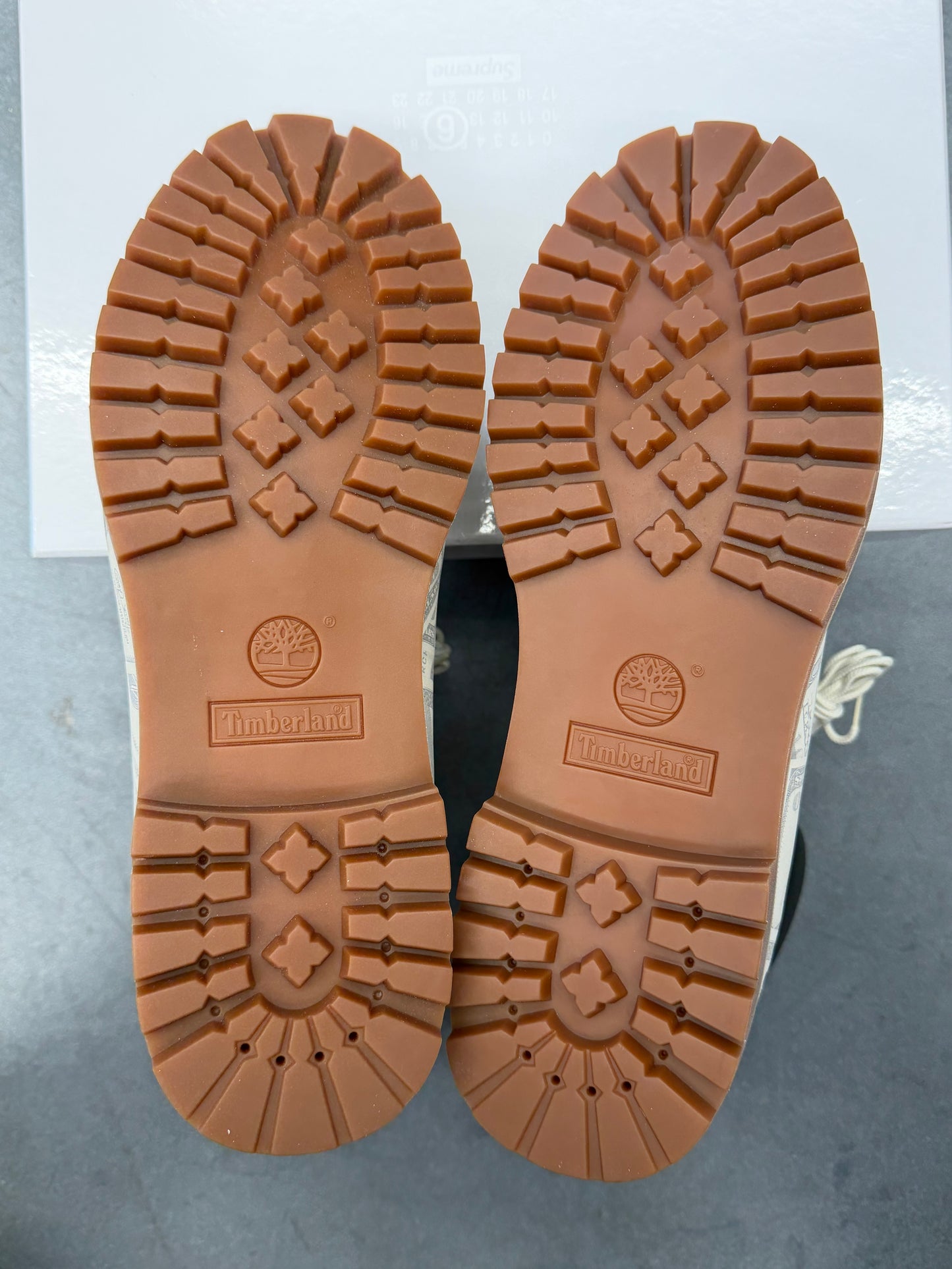 SS26 SUPREME MM-6 TIMBERLAND 6 IN BOOT (W/ BOX)