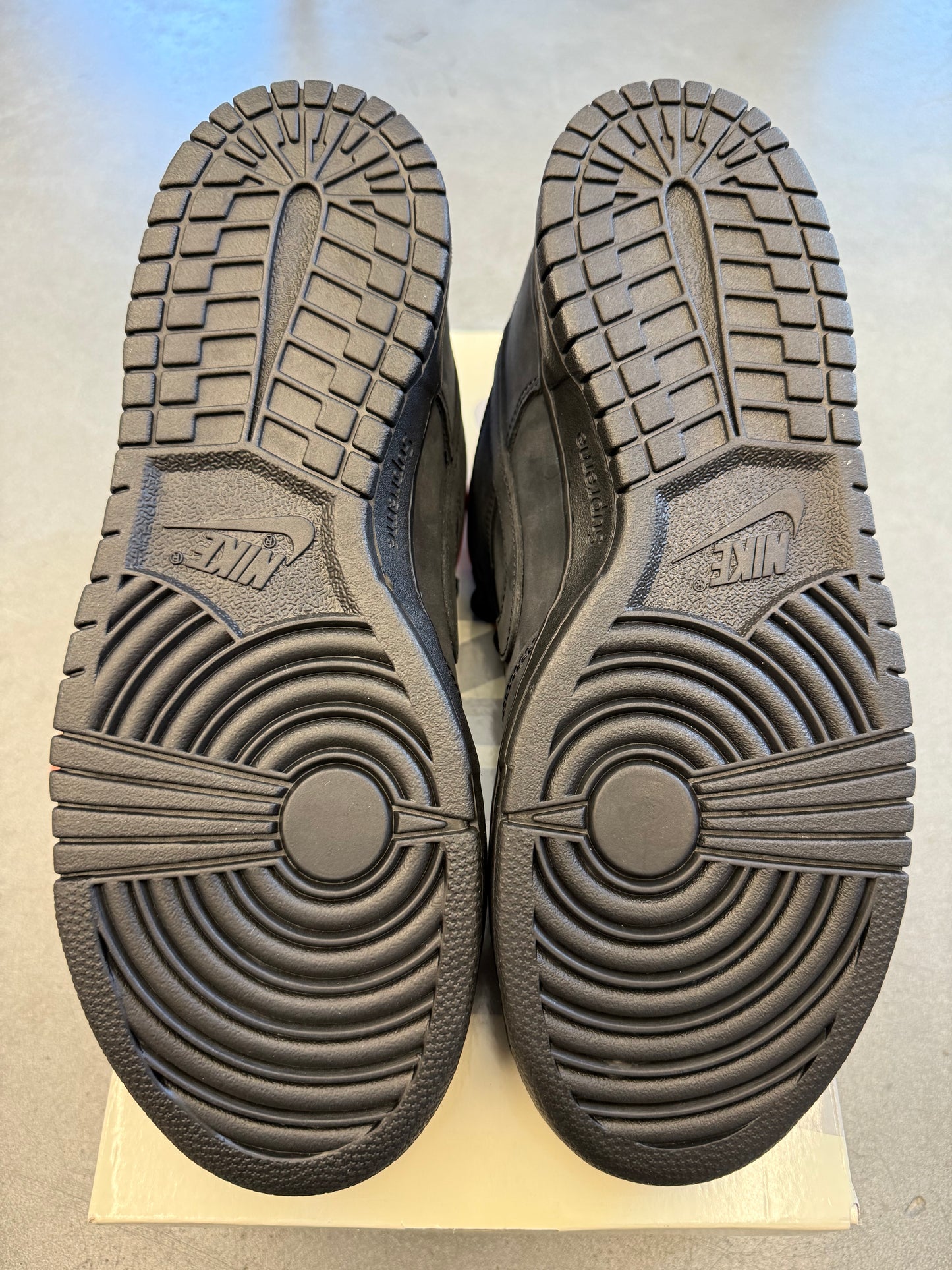 2025 SIZE 9 NIKE SB DUNK LOW SUPREME 94 - BLACK (NEW WITH BOX)