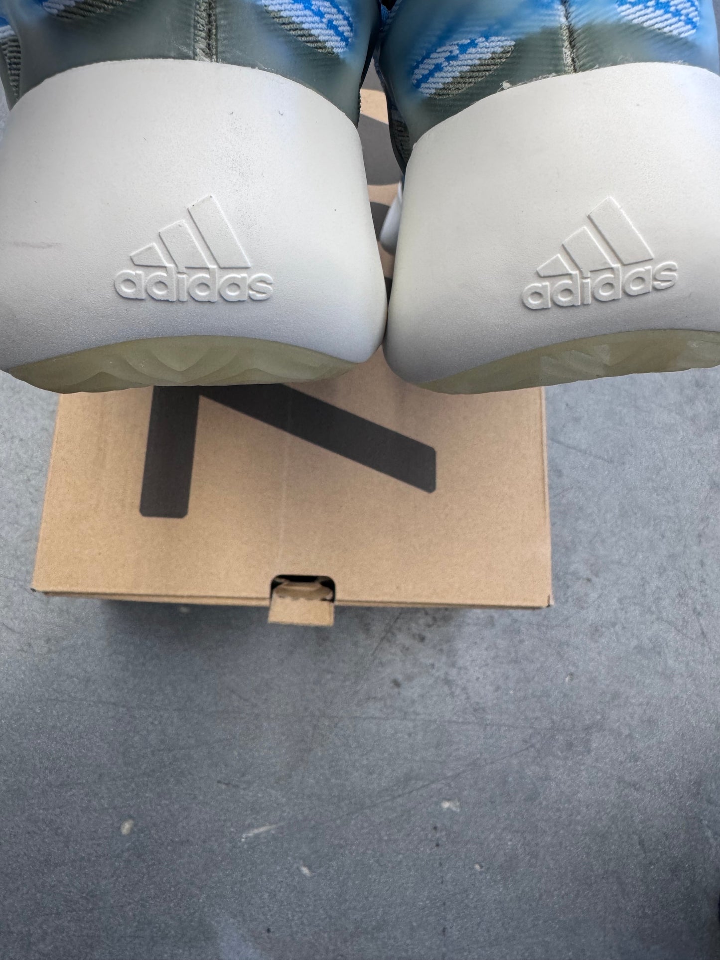 2020 SIZE 8 YEEZY 700 V3 ARZARETH (NEW WITH BOX)