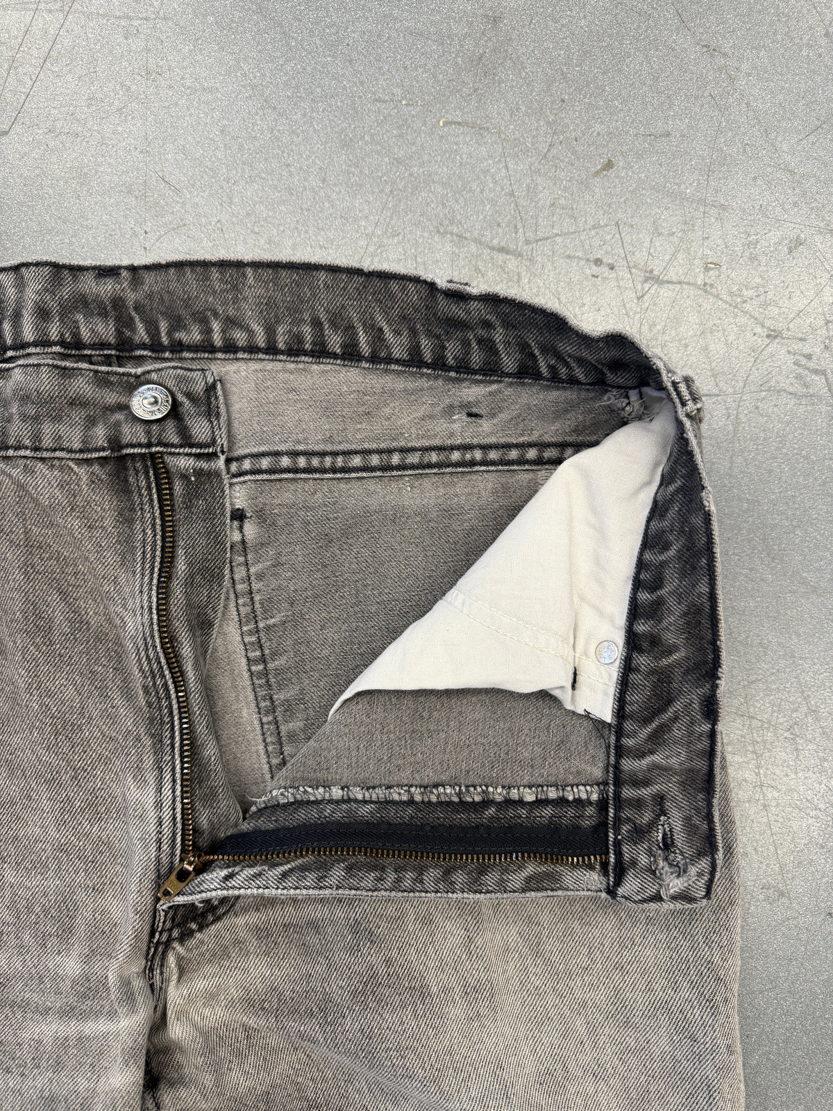 VINTAGE LEVI'S 505 REGULAR FIT FADED BLACK DENIM JEANS (34X30)