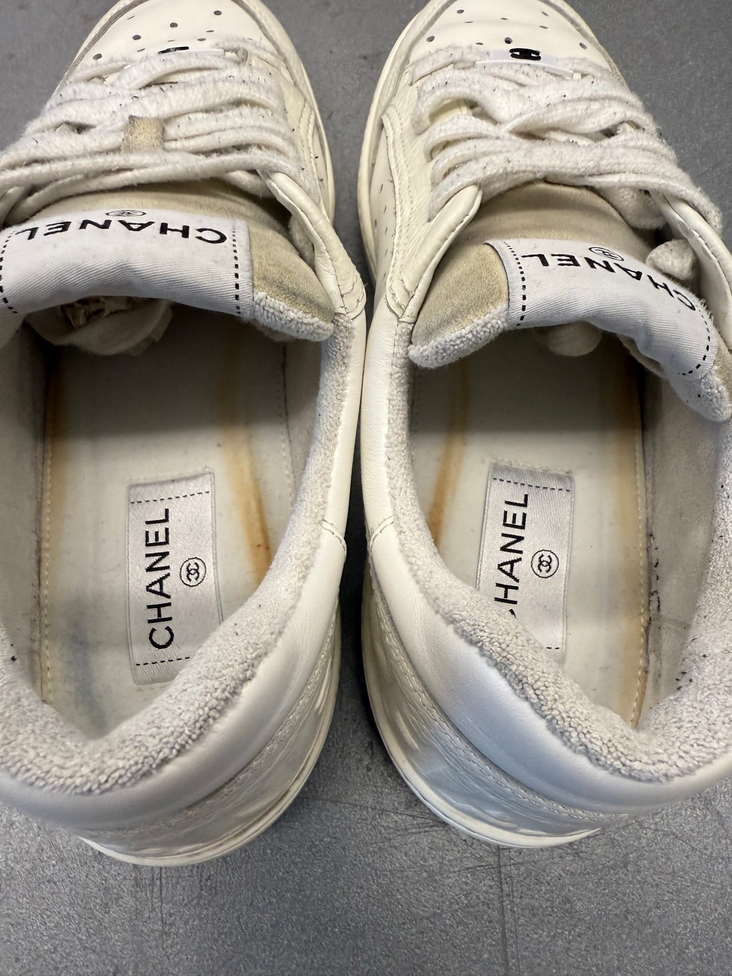 SIZE 42 CHANEL G38809 LEATHER SNEAKER - WHITE