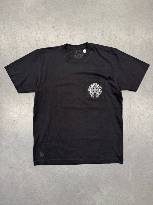 CHROME HEARTS MIAMI EXCLUSIVE HORSESHOE POCKET TEE - BLACK