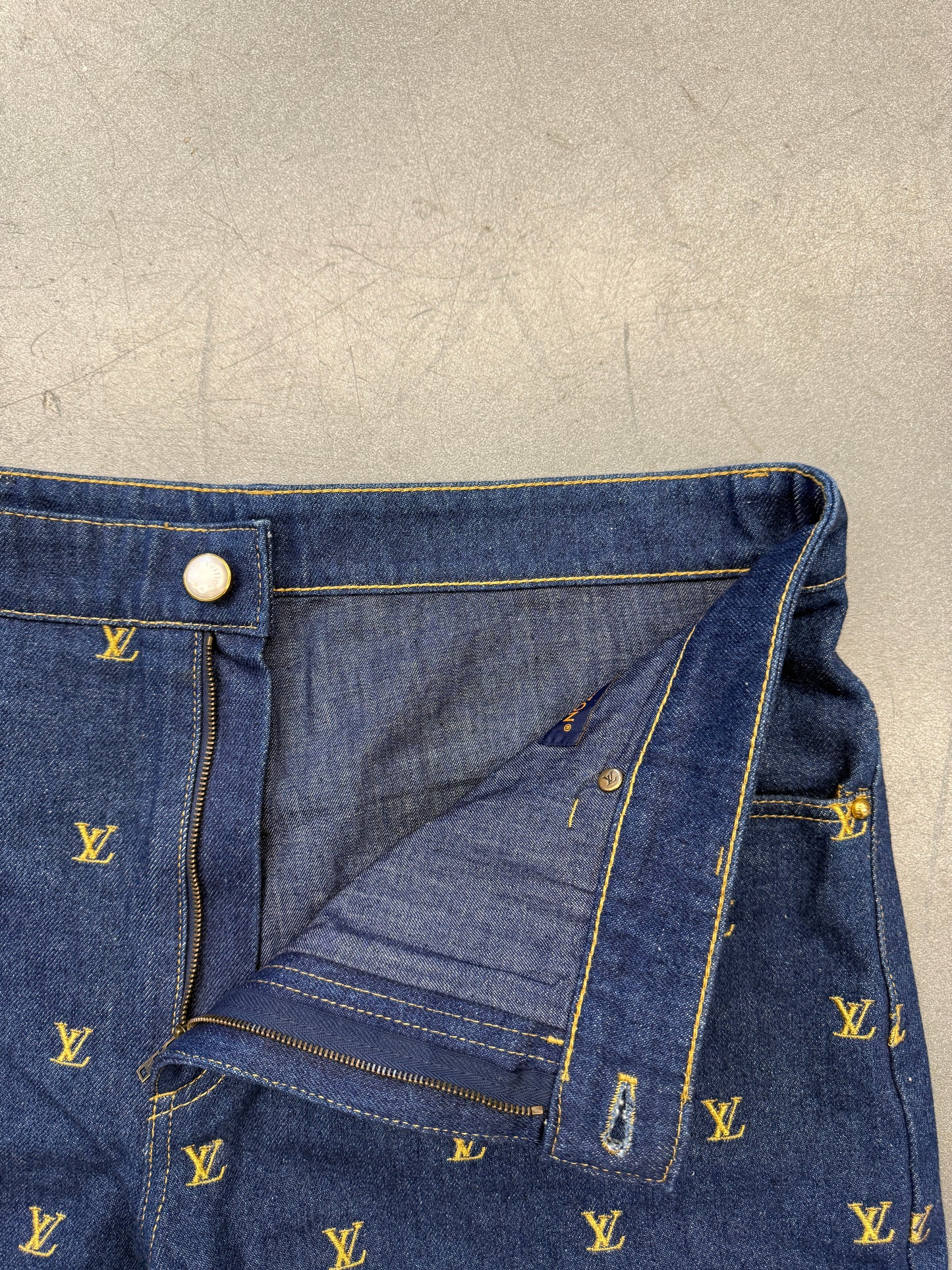 SS24 LOUIS VUITTON EMBROIDERED SIGNATURE DENIM SHORTS