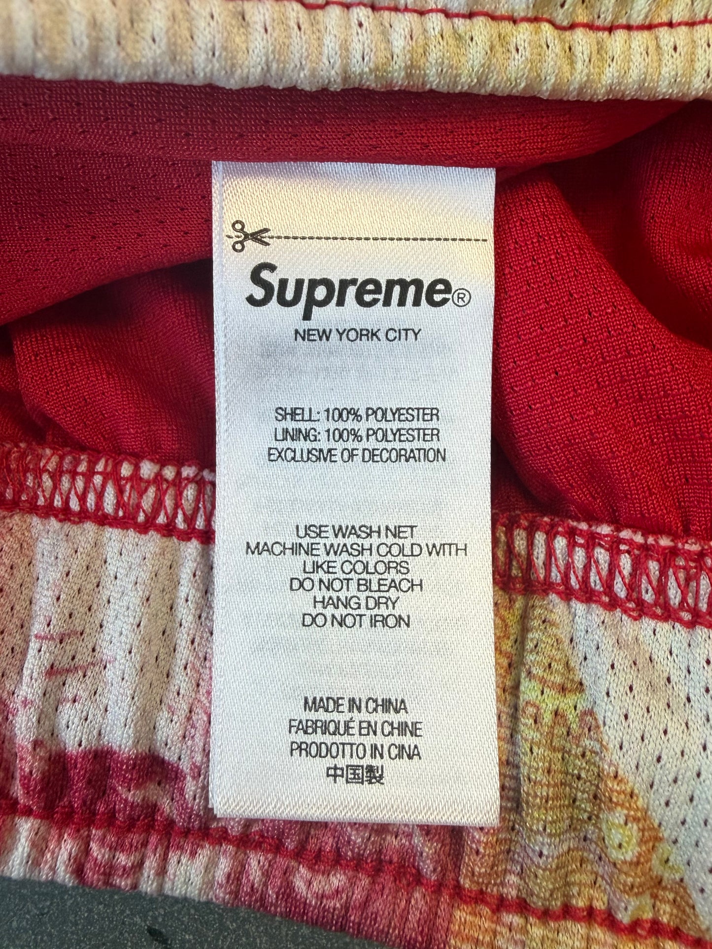 FW25 SUPREME POUNDS SOCCER SHORT - RED