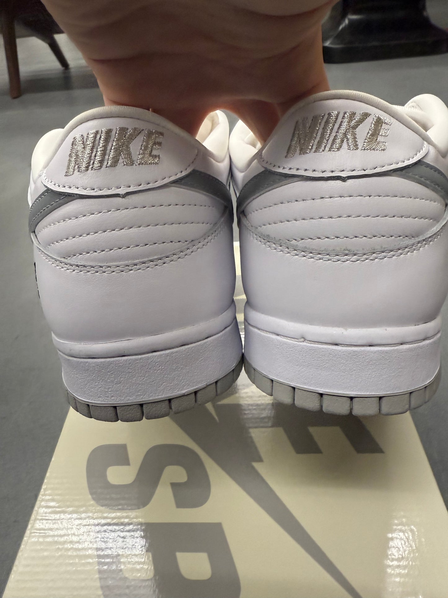 NIKE SB DUNK LOW SUPREME 94 WHITE METALLIC SILVER