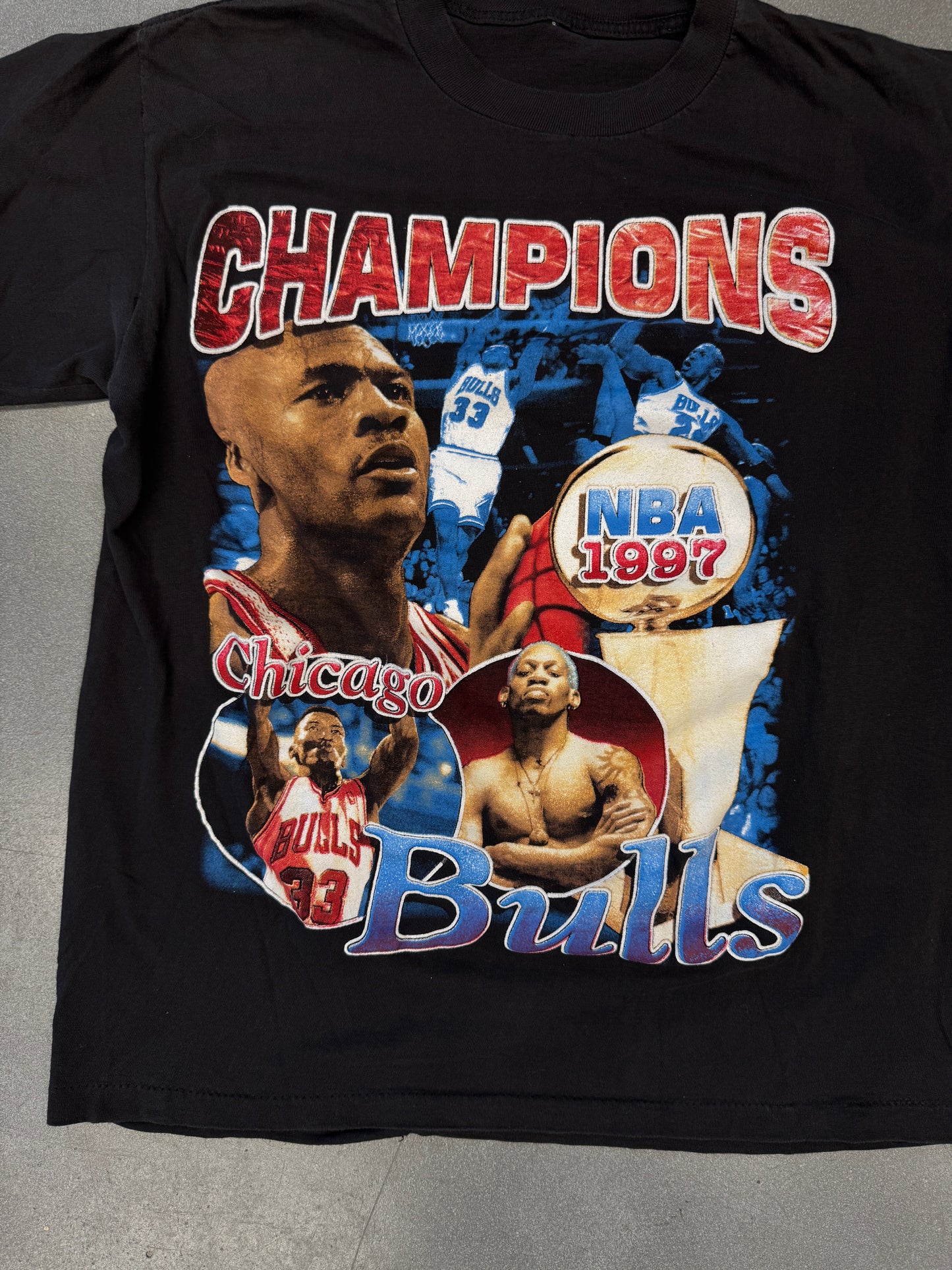 1997 NBA WORLD CHAMPIONS CHICAGO BULLS RAP STYLE TEE (PULLED TAG)