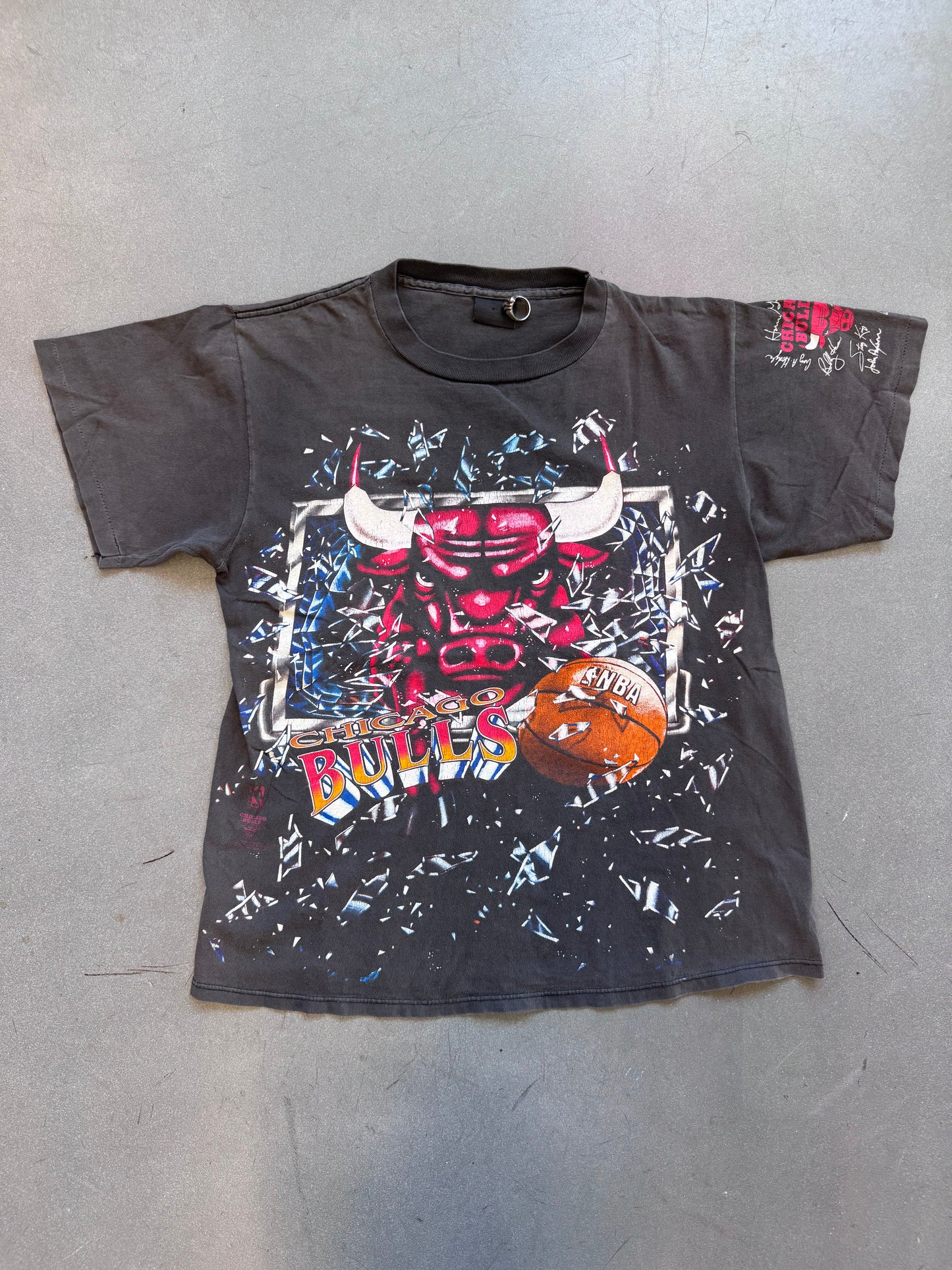 1993 CHICAGO BULLS NBA SHATTERED BACKBOARD BASKETBALL TEE (CHANGES TAG)