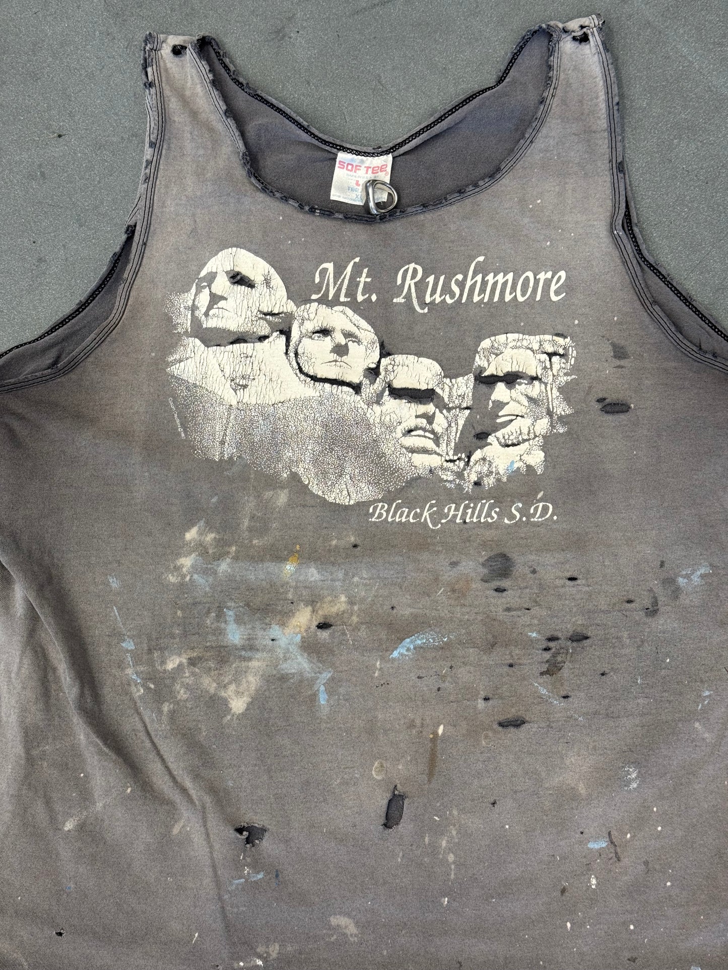 90S MT. RUSHMORE BLACK HILLS S.D. FADED AND DISTRESSED TANK TOP (SOFTEE TAG)