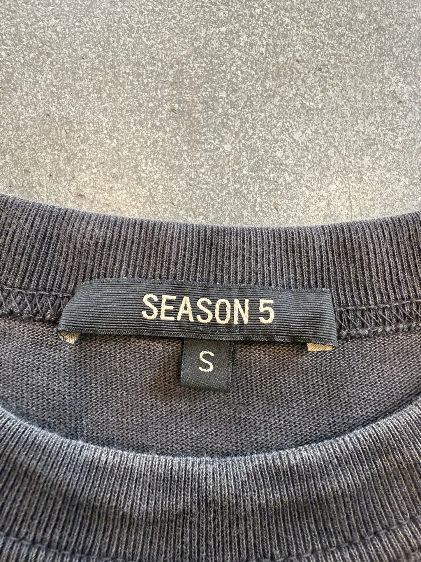 YEEZY SEASON 5 CREST LOGO TEE - BLACK (S) (CROPPED)