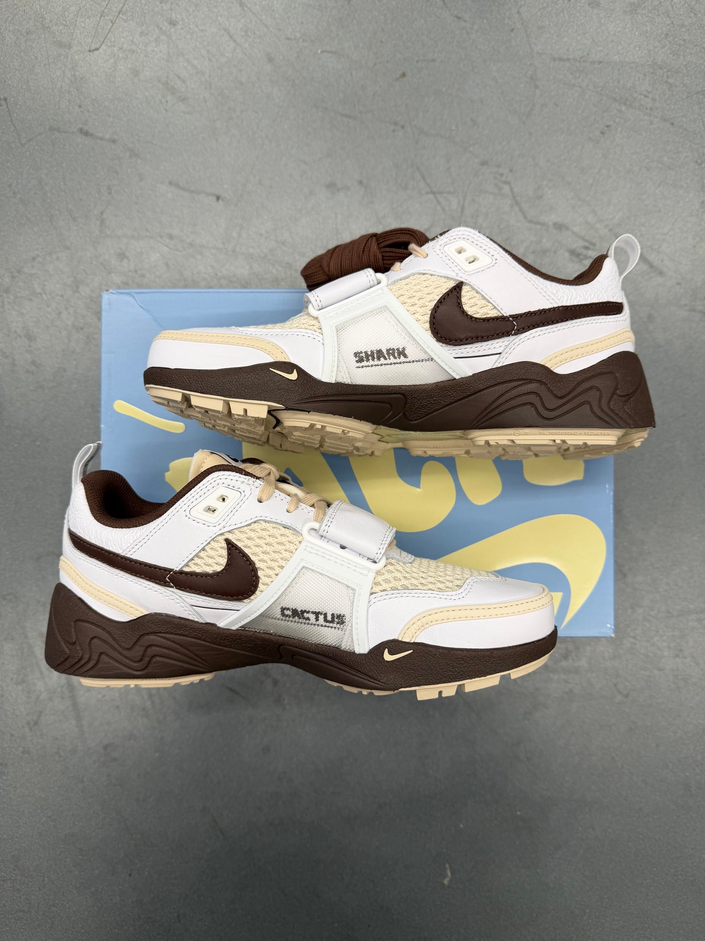 2025 SIZE 8.5 NIKE ZOOM FIELD JAXX TRAVIS SCOTT LIGHT CHOCOLATE (NEW WITH BOX)